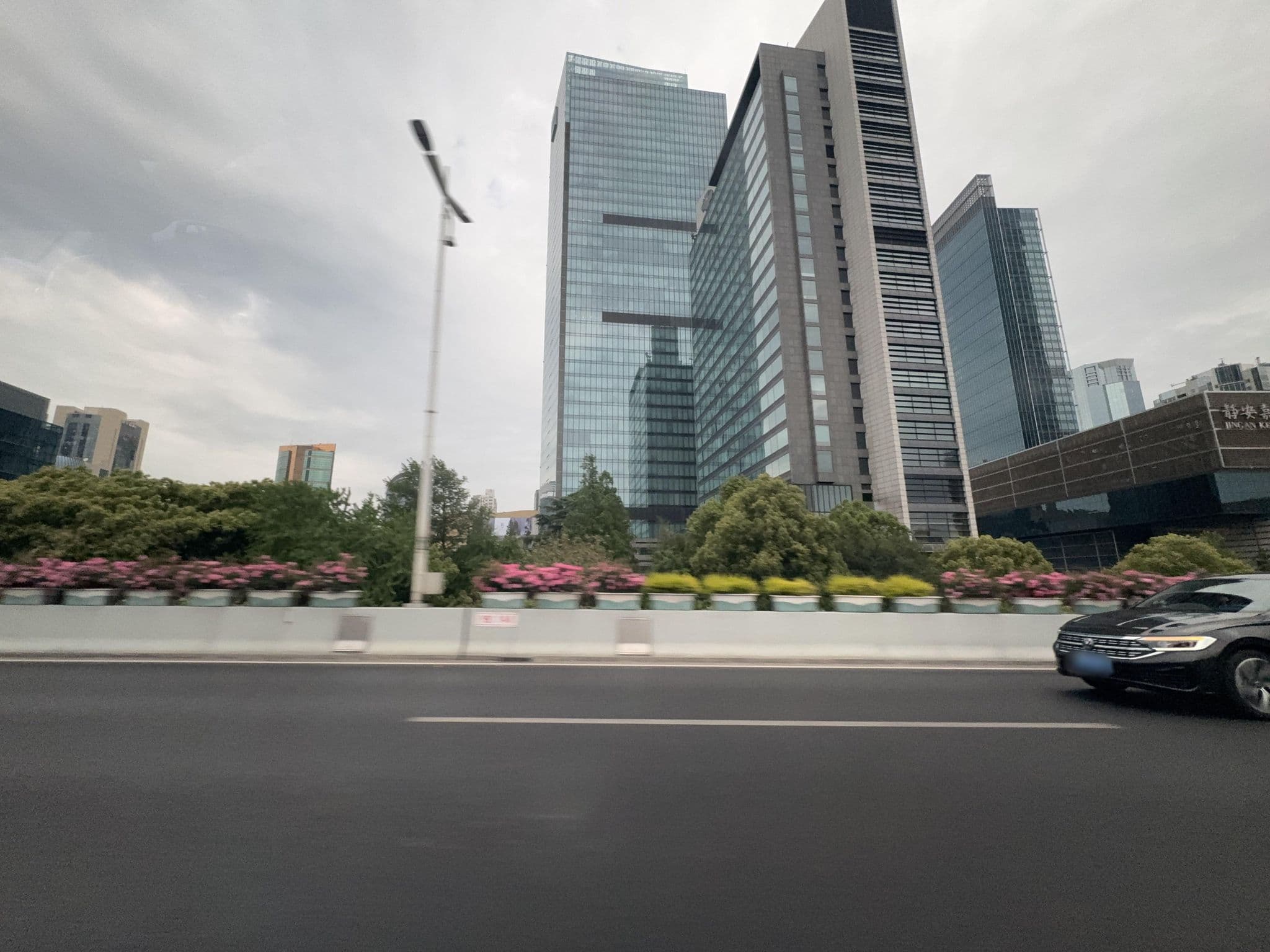 Street view near 上海海友酒店静安寺西店, Shanghai — © filipb (CC BY-SA · Mapillary)