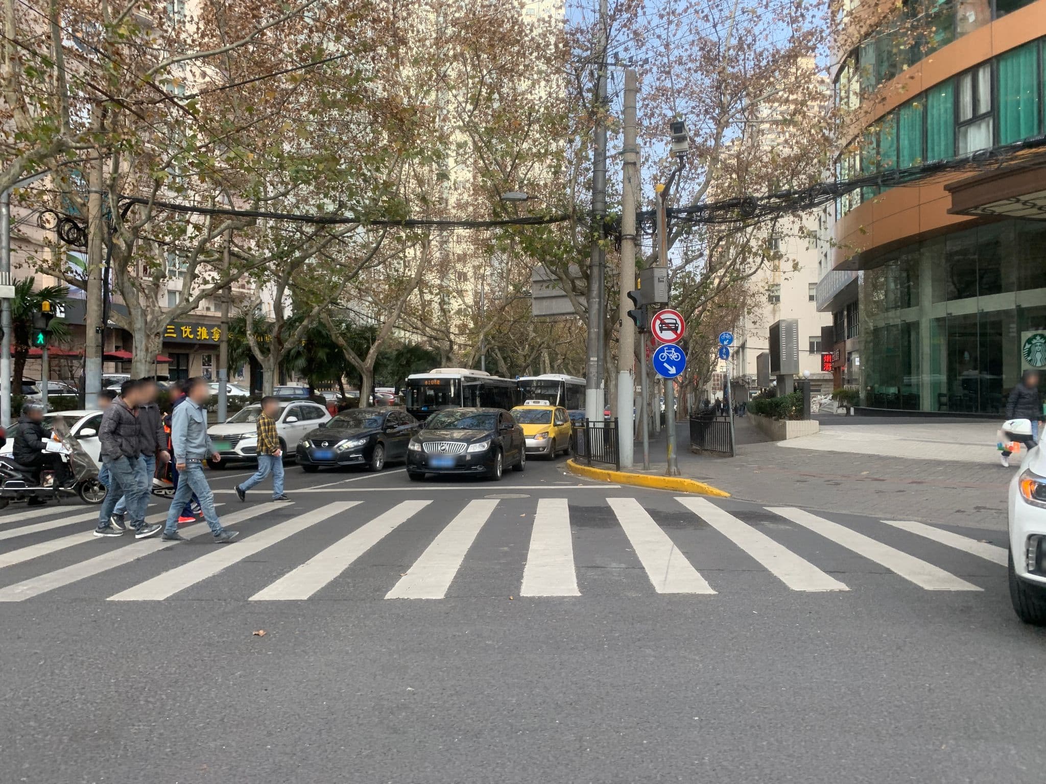 Street view near Pearl Hotel Shanghai, Xuhui — © pLyMiEwGpWDLryMacQzo (CC BY-SA · Mapillary)