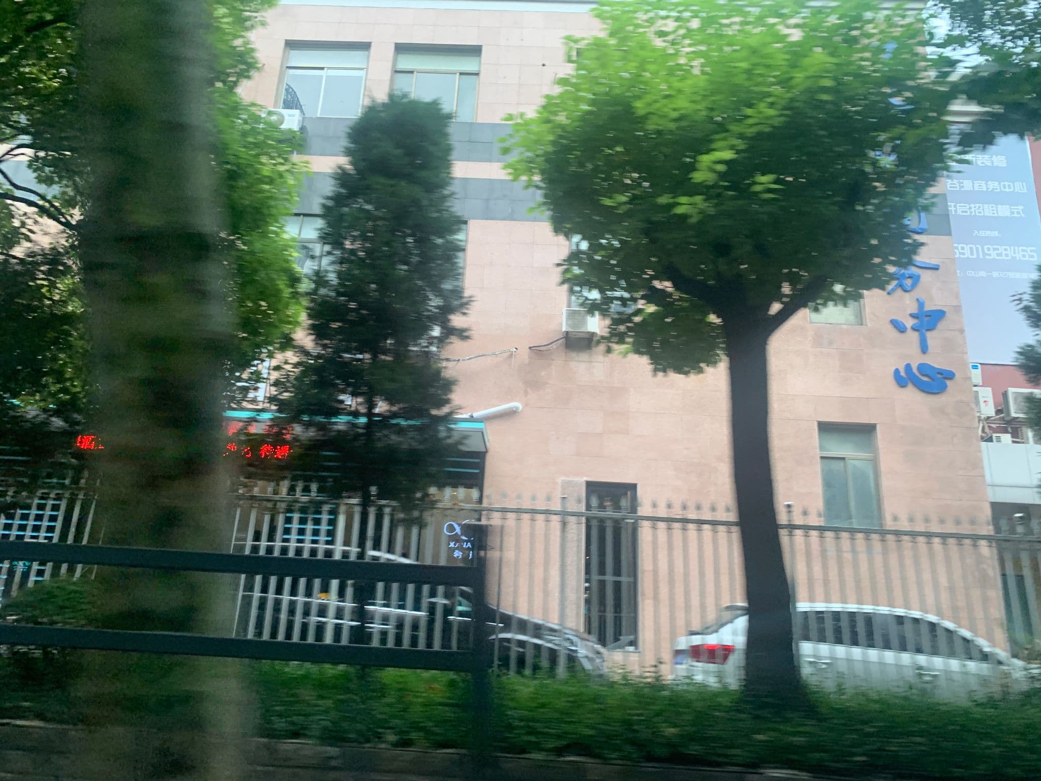 Street view near 全季酒店, Xuhui — © pLyMiEwGpWDLryMacQzo (CC BY-SA · Mapillary)
