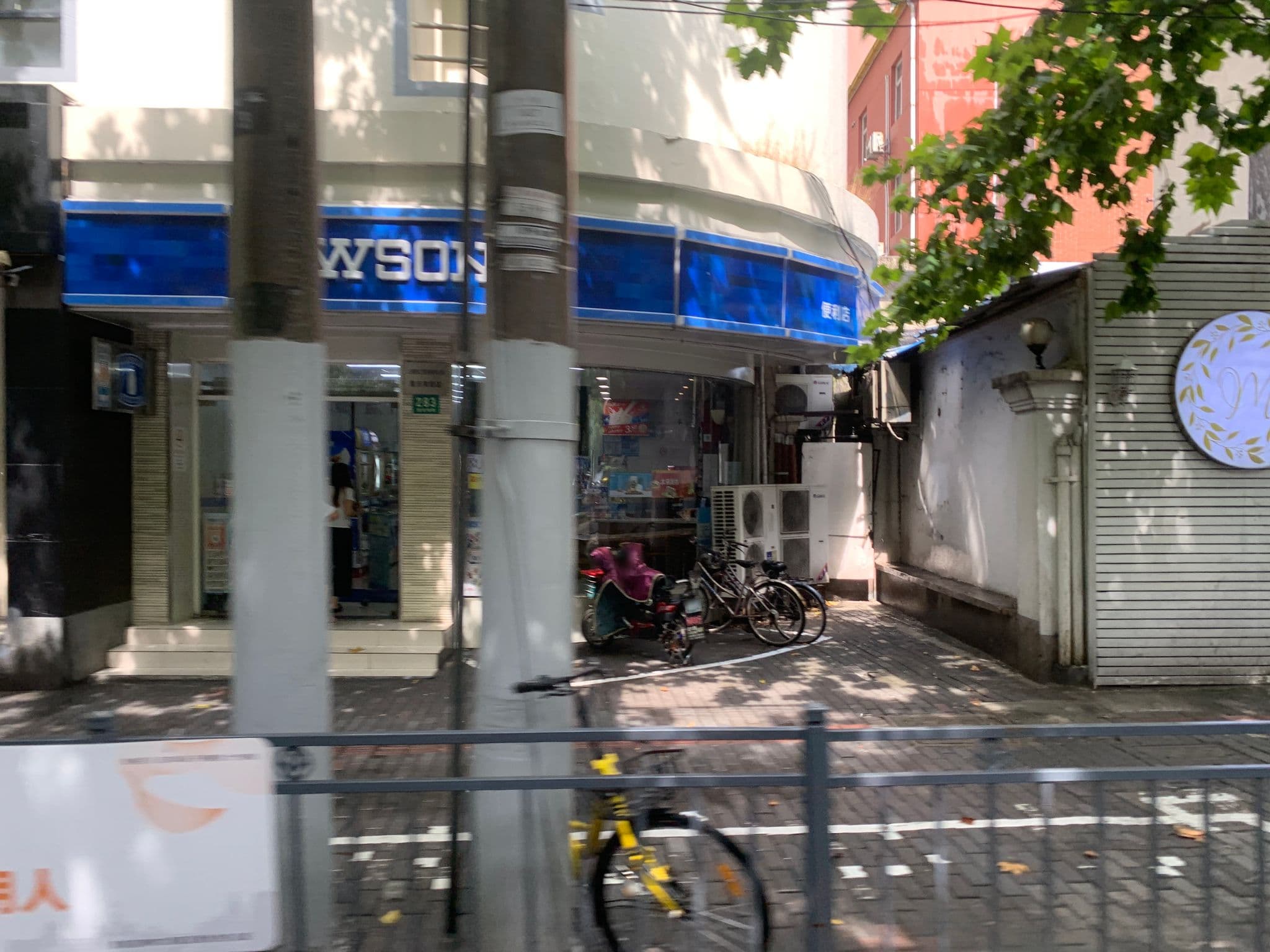 Street view near Hanting Seasons Hotel, Shanghai — © pLyMiEwGpWDLryMacQzo (CC BY-SA · Mapillary)