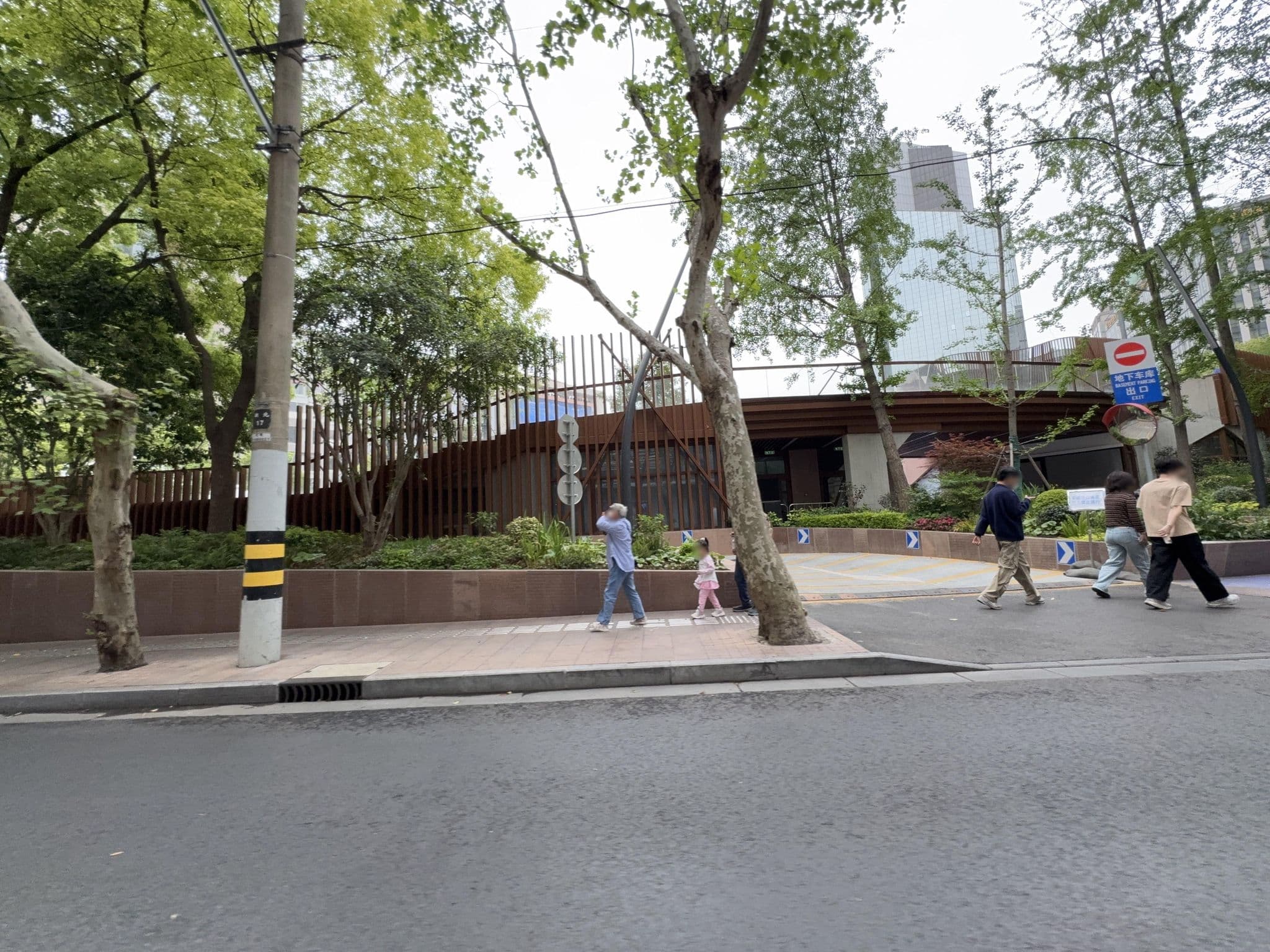 Street view near Howard Johnson Plaza (古象大酒店), Huangpu — © filipb (CC BY-SA · Mapillary)