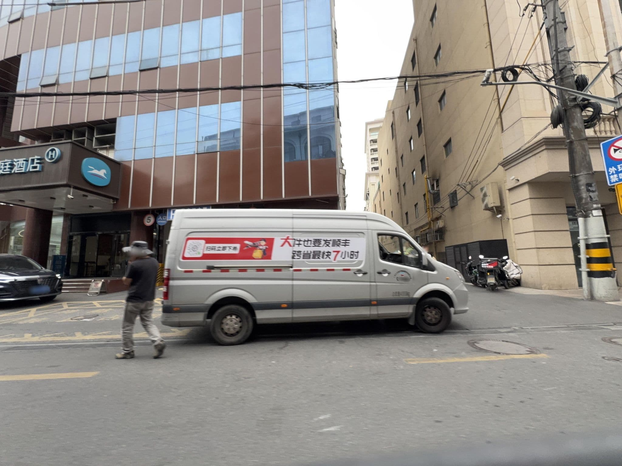 Street view near Sweetome Apartments & Villas (斯維登), Huangpu — © filipb (CC BY-SA · Mapillary)