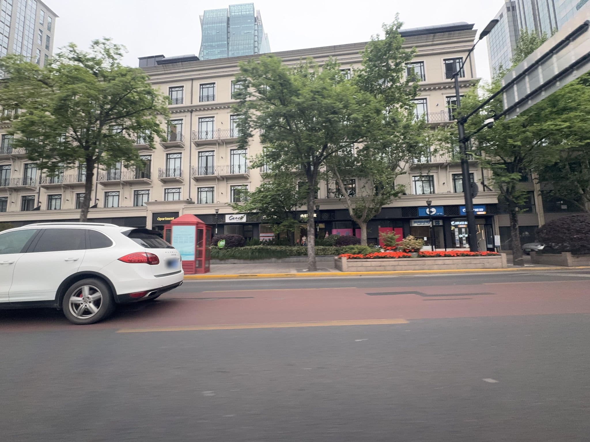 Street view near 远东饭店, Huangpu — © filipb (CC BY-SA · Mapillary)