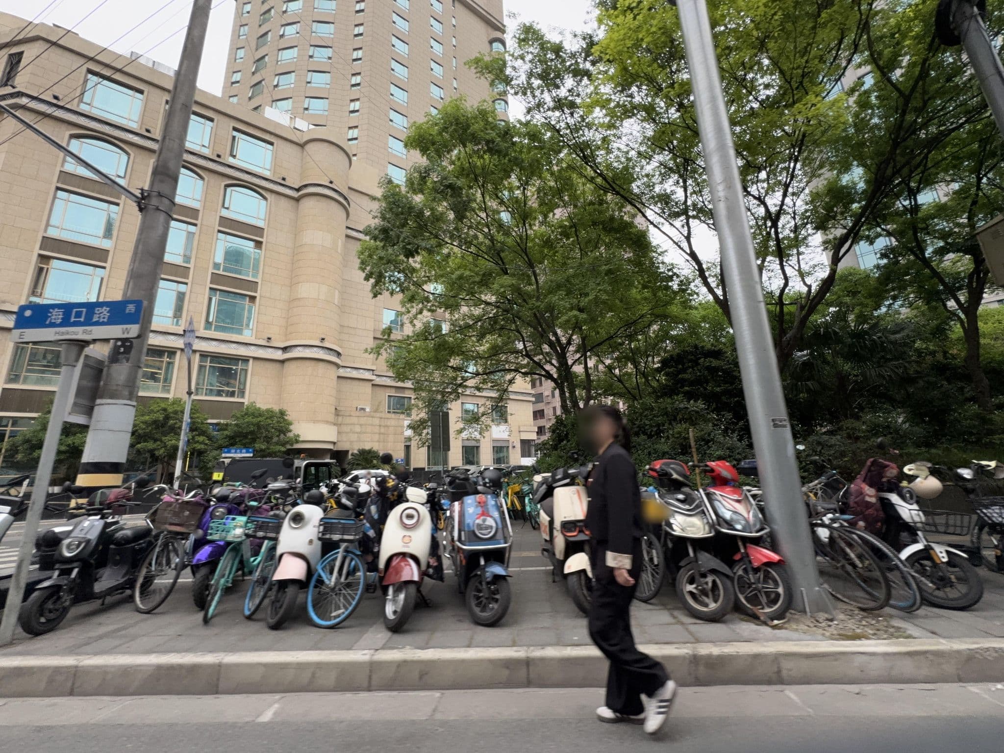 Street view near 金外滩宾馆, Huangpu — © filipb (CC BY-SA · Mapillary)