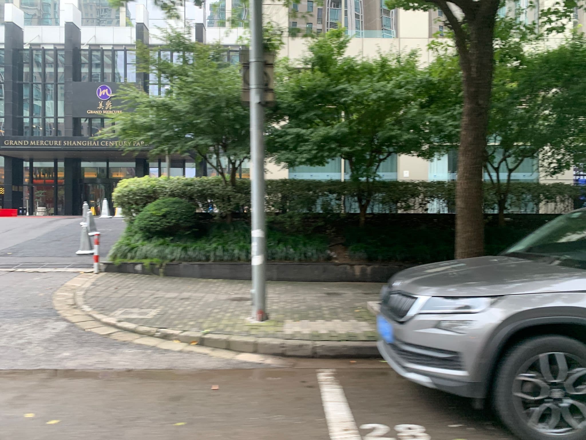 Street view near Grand Mercure Shanghai Century Park, Yangpu — © pLyMiEwGpWDLryMacQzo (CC BY-SA · Mapillary)