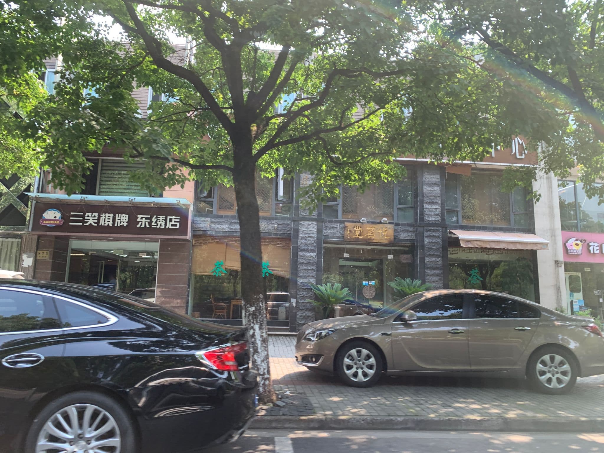 Street view near Dong Xiu Hotel, Pudong — © pLyMiEwGpWDLryMacQzo (CC BY-SA · Mapillary)