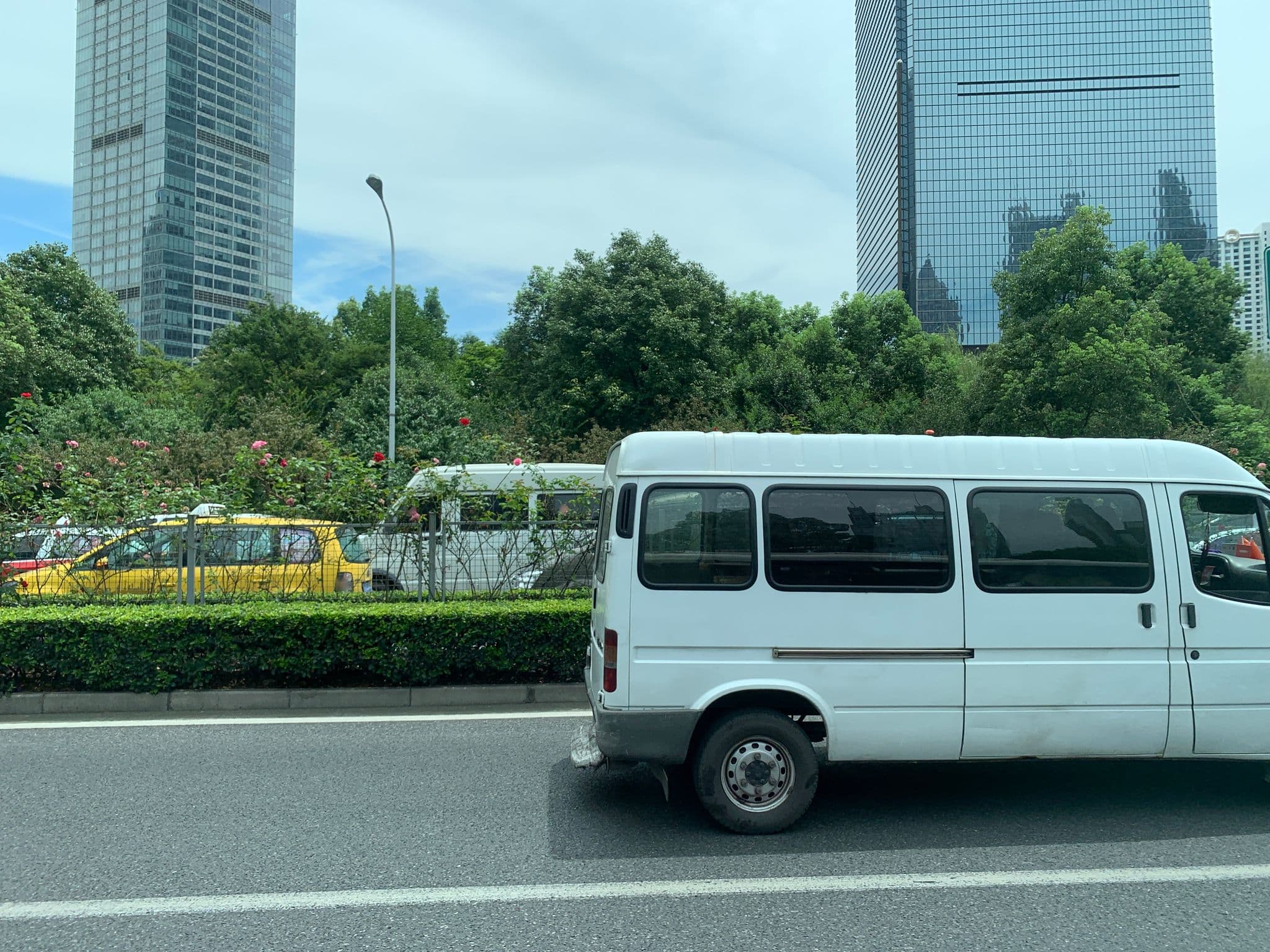 Street view near Shanghai Bankers Club Hotel, Pudong — © pLyMiEwGpWDLryMacQzo (CC BY-SA · Mapillary)
