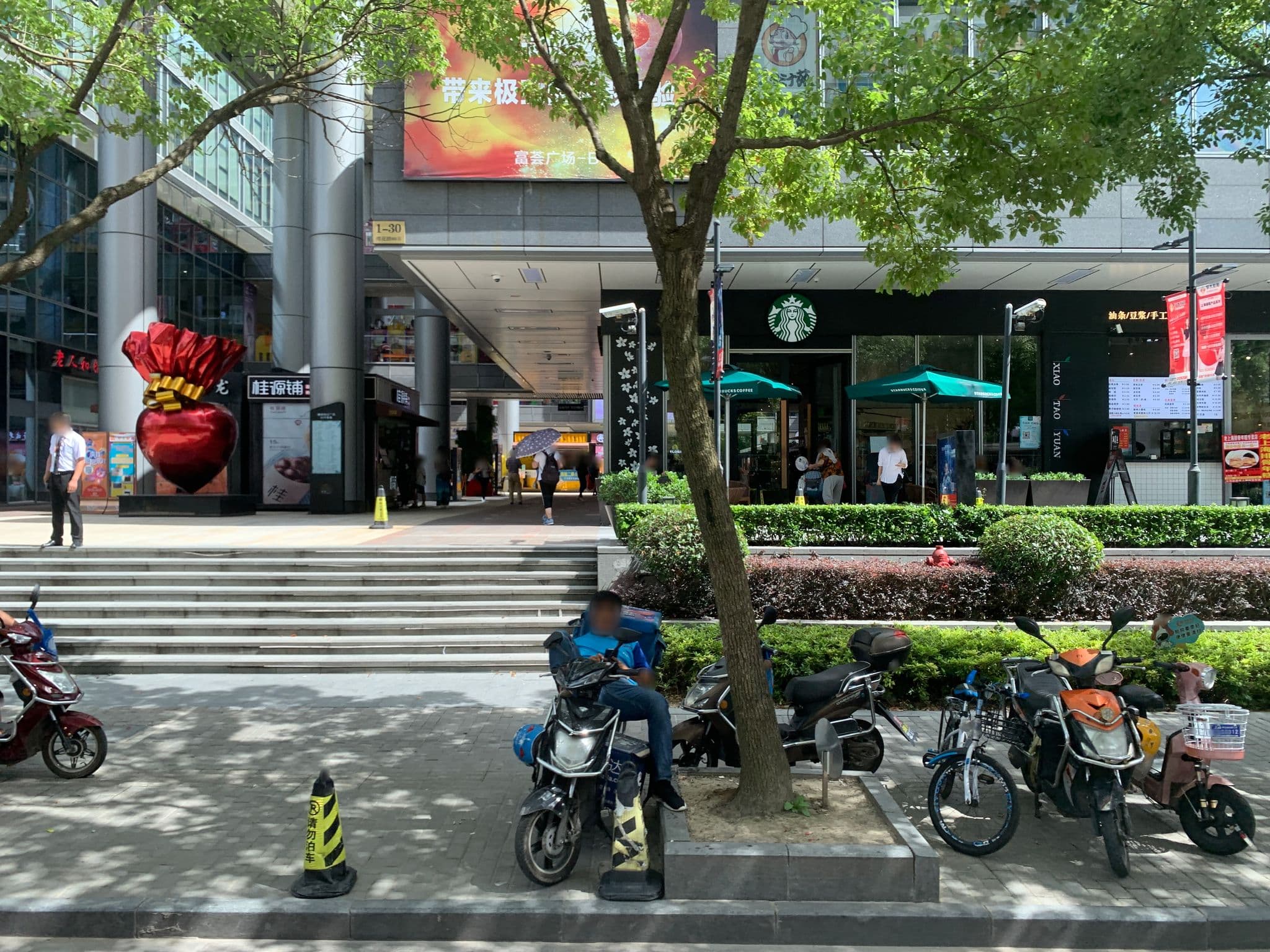 Street view near 废弃2099酒店公寓, Pudong — © pLyMiEwGpWDLryMacQzo (CC BY-SA · Mapillary)