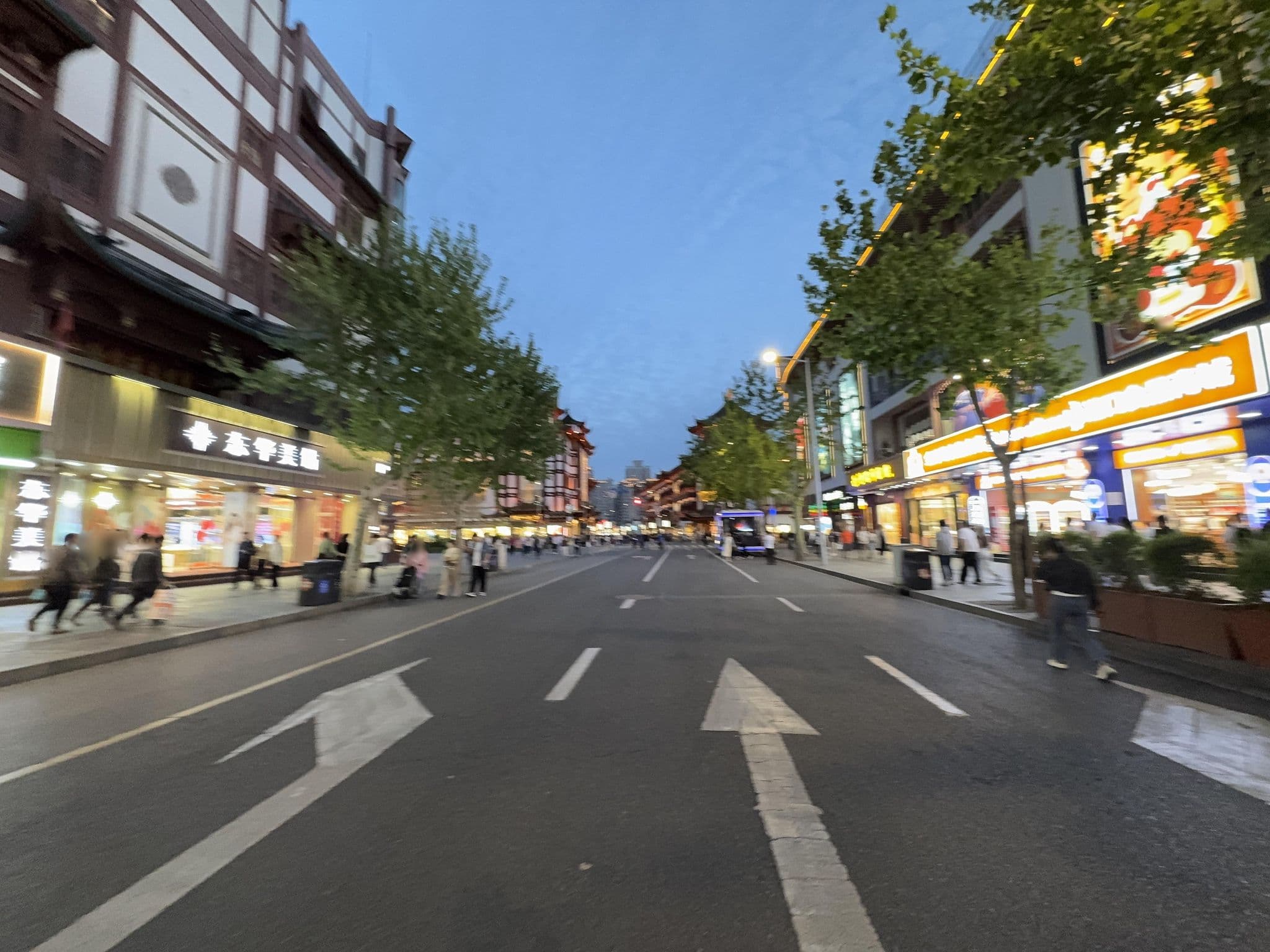 Street view near Shanghai Autoongo Bund Hotel, Huangpu — © filipb (CC BY-SA · Mapillary)