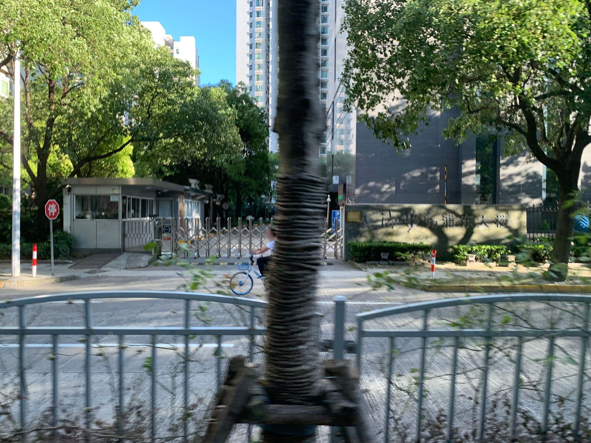 Street view near Sport Hotel, Pudong — © pLyMiEwGpWDLryMacQzo (CC BY-SA · Mapillary)