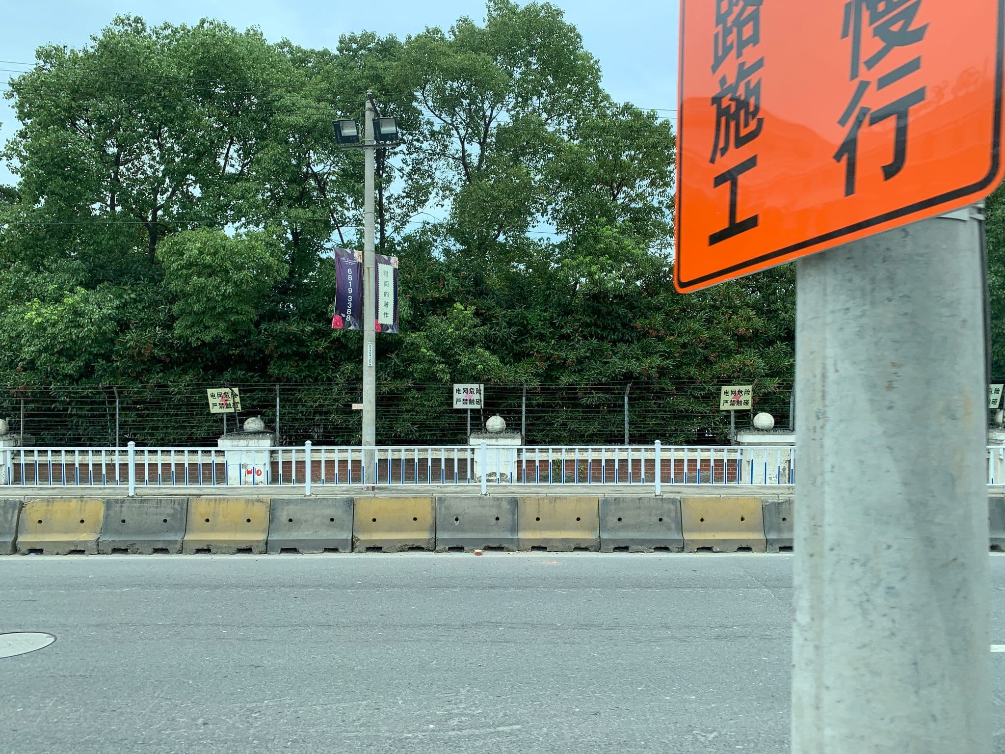 Street view near 亞朵酒店, Huajing — © pLyMiEwGpWDLryMacQzo (CC BY-SA · Mapillary)