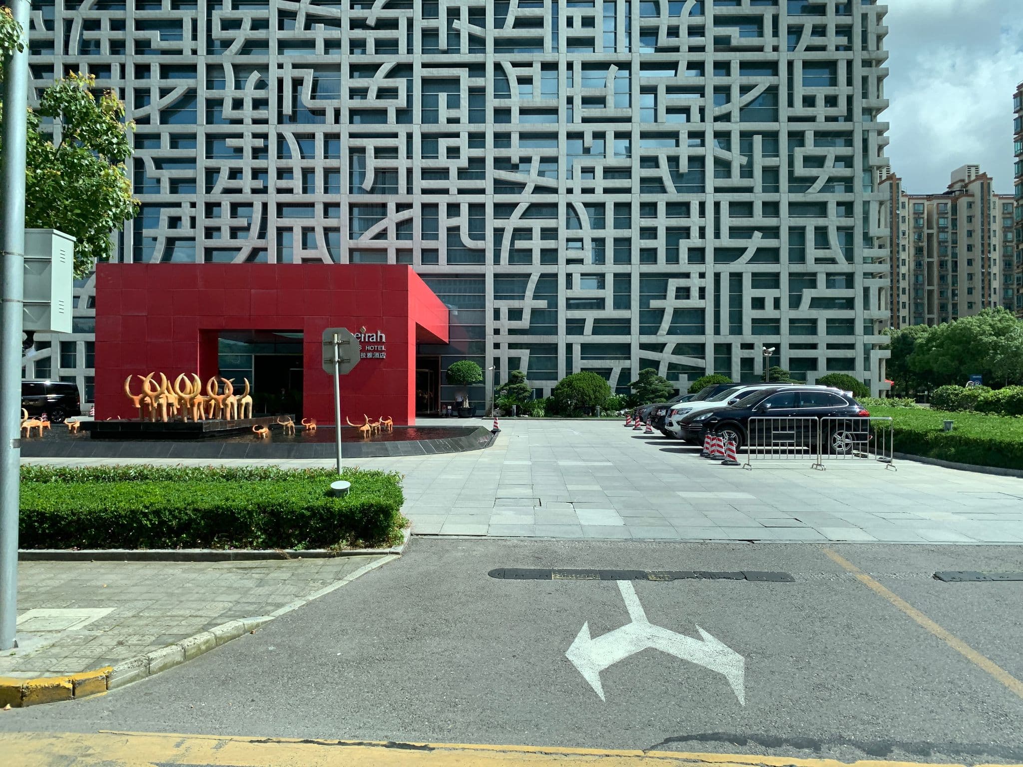 Street view near 卓美亚喜玛拉雅酒店 | Jumeirah Himalayas Hotel, Pudong — © pLyMiEwGpWDLryMacQzo (CC BY-SA · Mapillary)