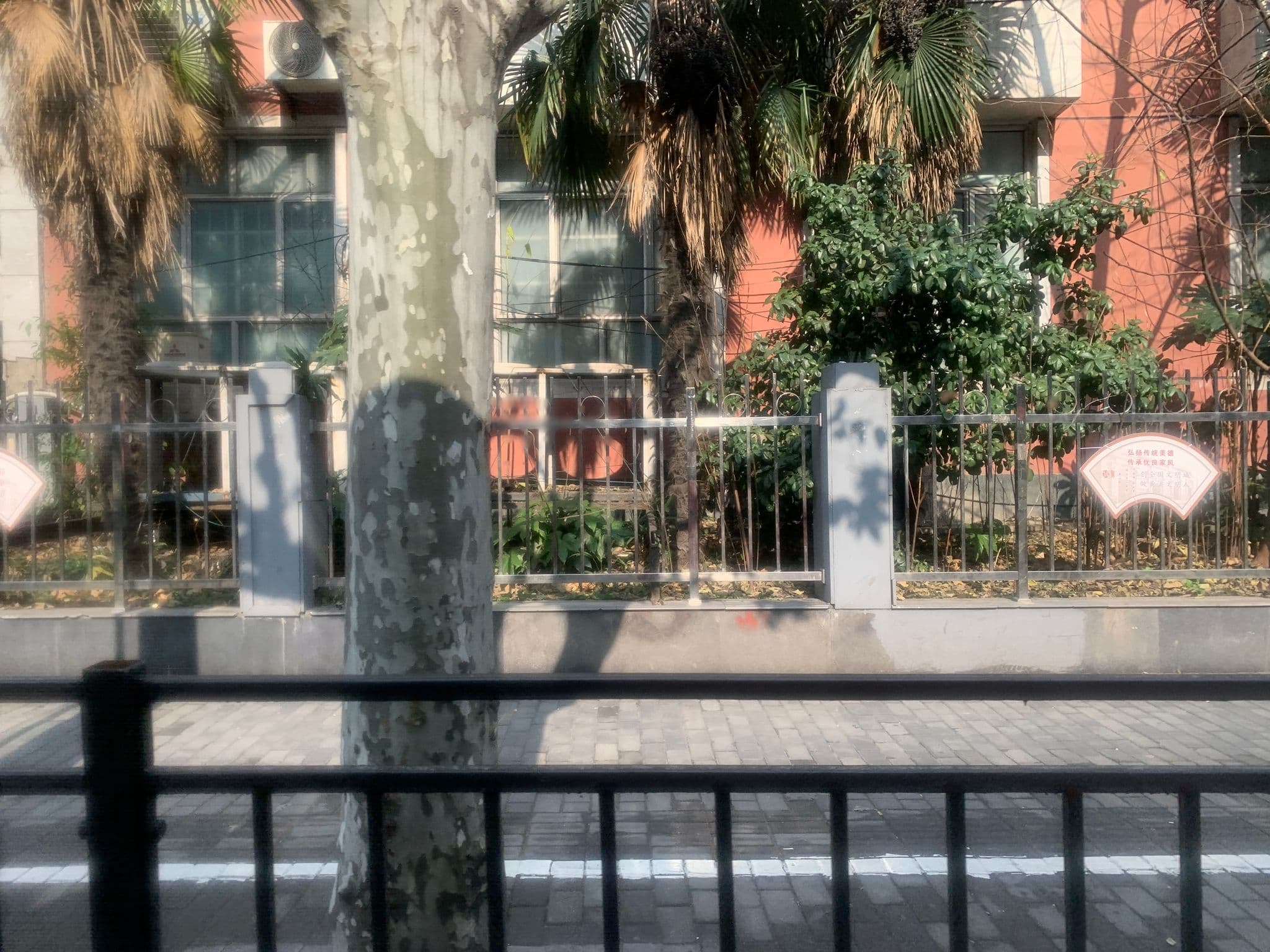 Street view near Motel 168 (莫泰168), Shanghai — © pLyMiEwGpWDLryMacQzo (CC BY-SA · Mapillary)