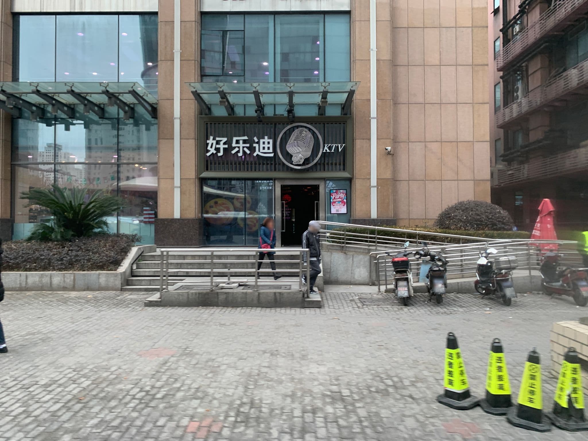 Street view near 東錦江希爾頓逸林酒店, Pudong — © pLyMiEwGpWDLryMacQzo (CC BY-SA · Mapillary)