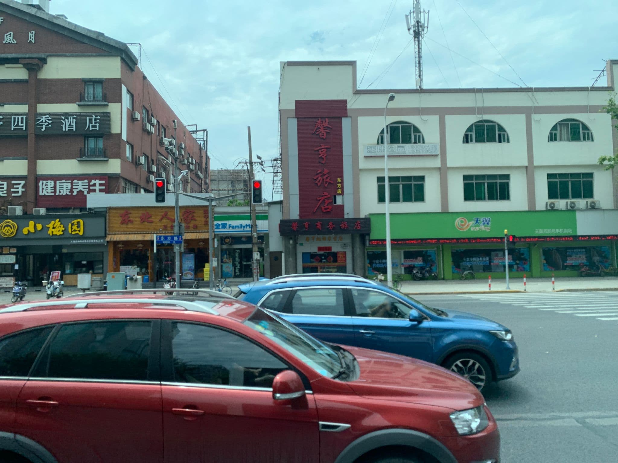 Street view near 上海悠存民宿陆家嘴东欣小区店, Pudong — © pLyMiEwGpWDLryMacQzo (CC BY-SA · Mapillary)