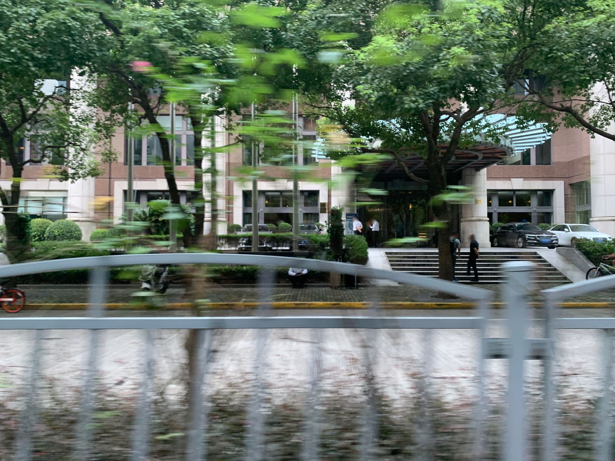 Street view near Crowne Plaza Century Park Shanghai (上海世纪皇冠假日酒店), Pudong — © pLyMiEwGpWDLryMacQzo (CC BY-SA · Mapillary)