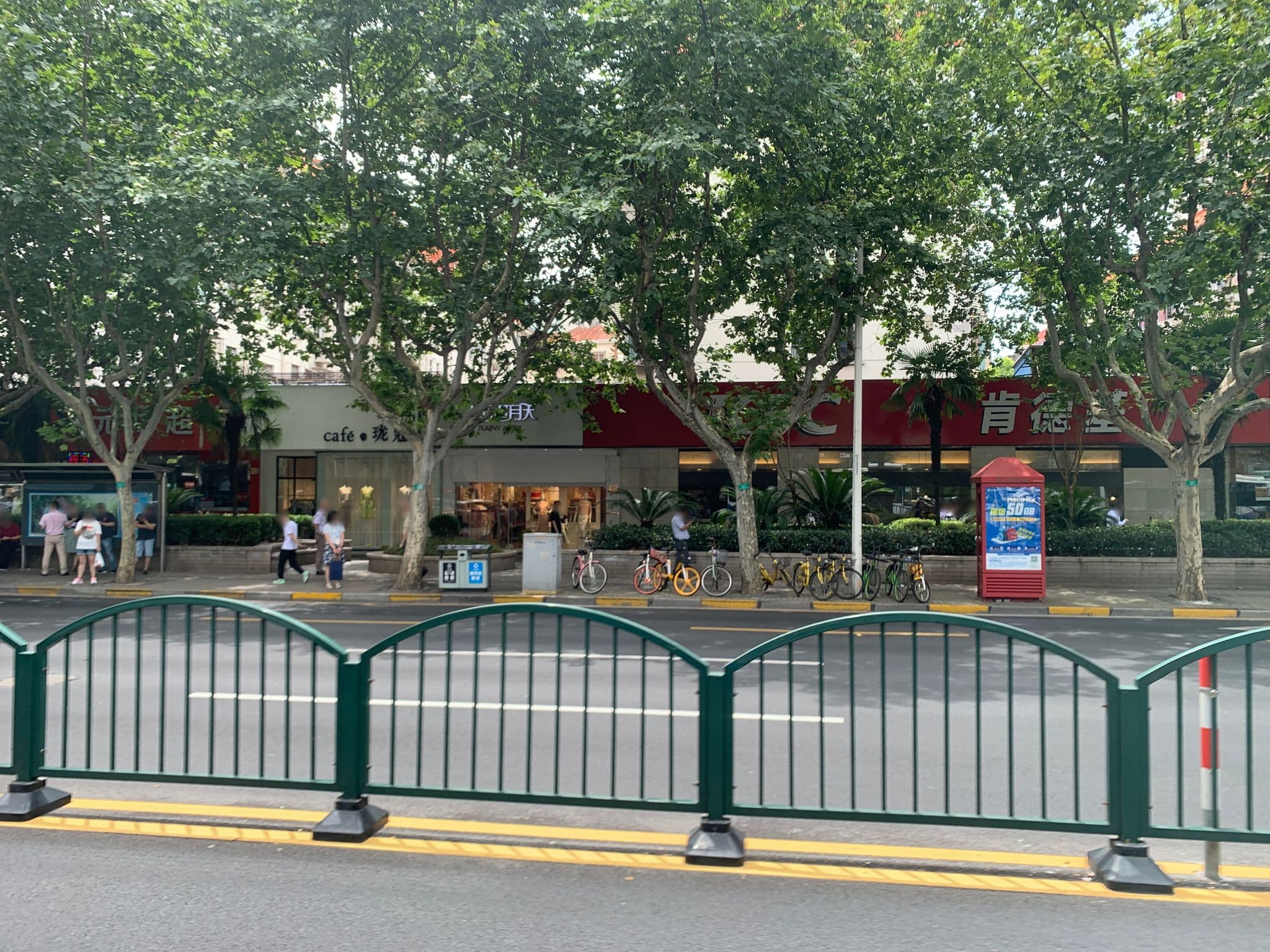 Street view near 上海浦东丽晶酒店, Pudong — © pLyMiEwGpWDLryMacQzo (CC BY-SA · Mapillary)