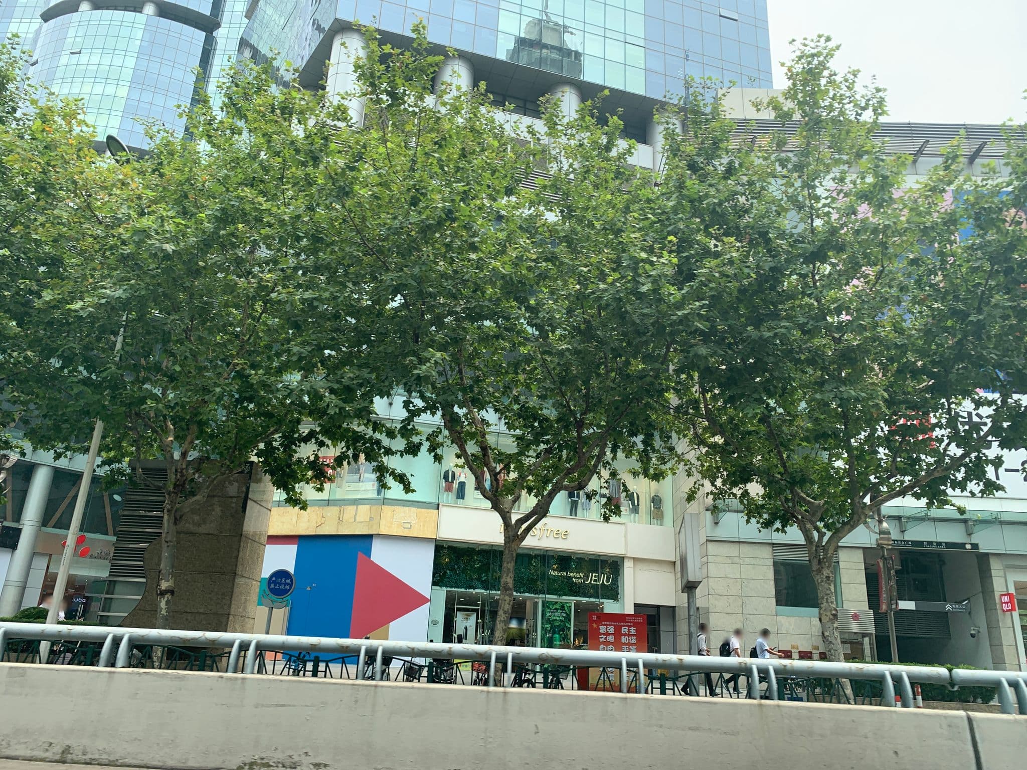 Street view near Grand Youyou Hotel Shanghai, Pudong — © pLyMiEwGpWDLryMacQzo (CC BY-SA · Mapillary)