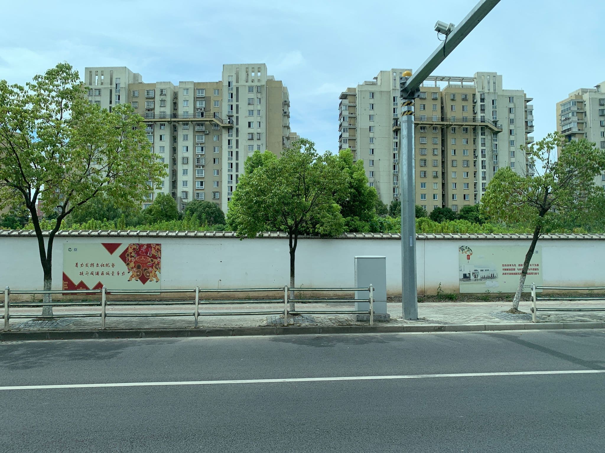 Street view near Sheng Gao Hotel 胜高酒店, Huajing — © pLyMiEwGpWDLryMacQzo (CC BY-SA · Mapillary)