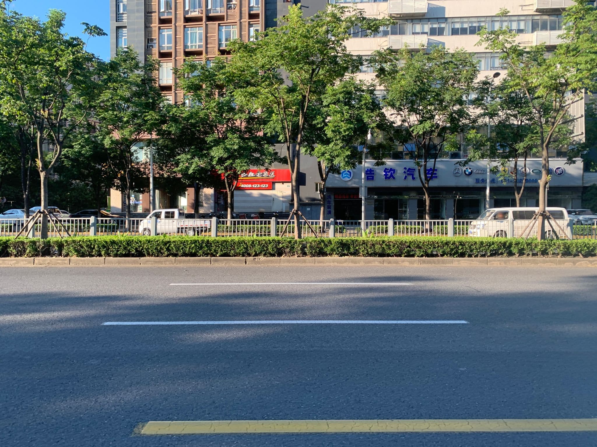 Street view near Huxin Business Hotel, Pudong — © pLyMiEwGpWDLryMacQzo (CC BY-SA · Mapillary)
