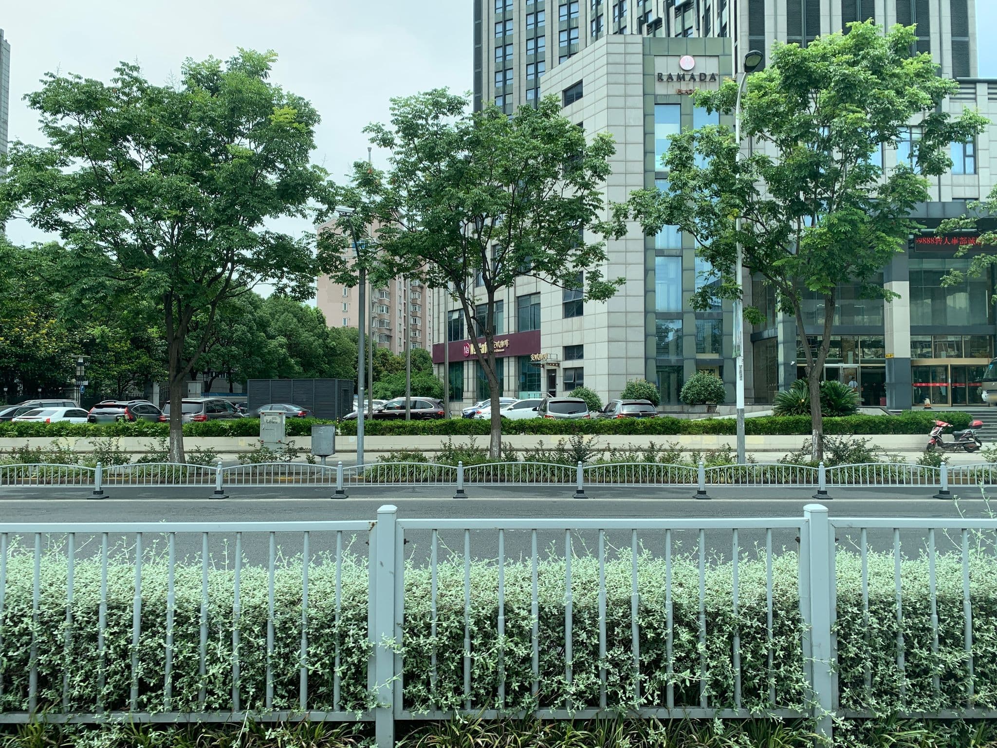 Street view near Ramada Plaza Pudong South Shanghai, Pudong — © pLyMiEwGpWDLryMacQzo (CC BY-SA · Mapillary)