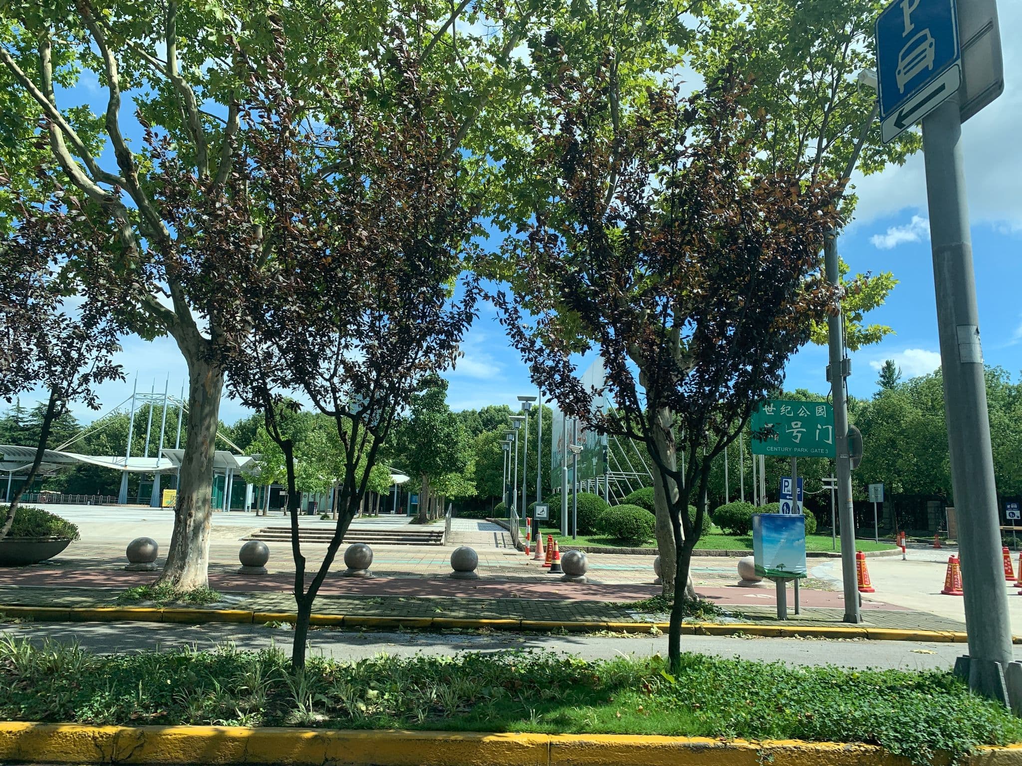 Street view near Swimming Pool, Pudong — © pLyMiEwGpWDLryMacQzo (CC BY-SA · Mapillary)