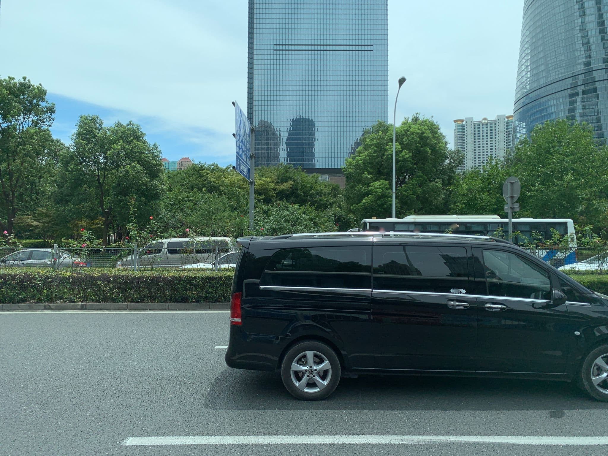 Street view near Living Room, Pudong — © pLyMiEwGpWDLryMacQzo (CC BY-SA · Mapillary)