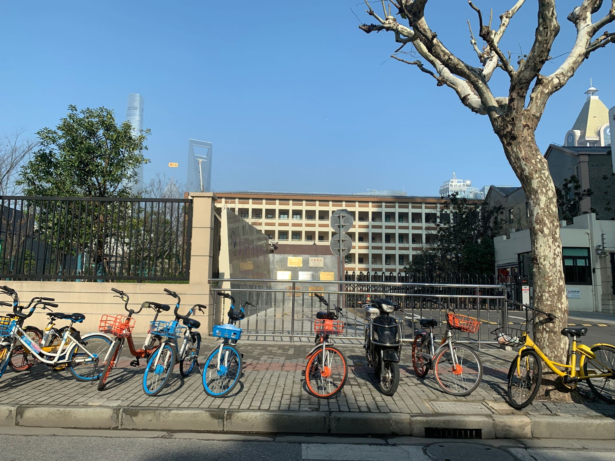 Street view near 上海Gohome公寓, Pudong — © pLyMiEwGpWDLryMacQzo (CC BY-SA · Mapillary)