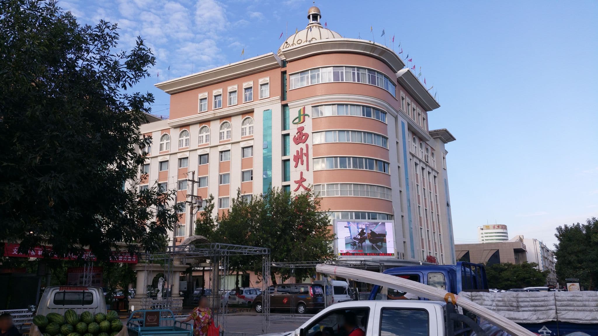 Street view near 西洲大酒店, Turpan — © shlublu (CC BY-SA · Mapillary)