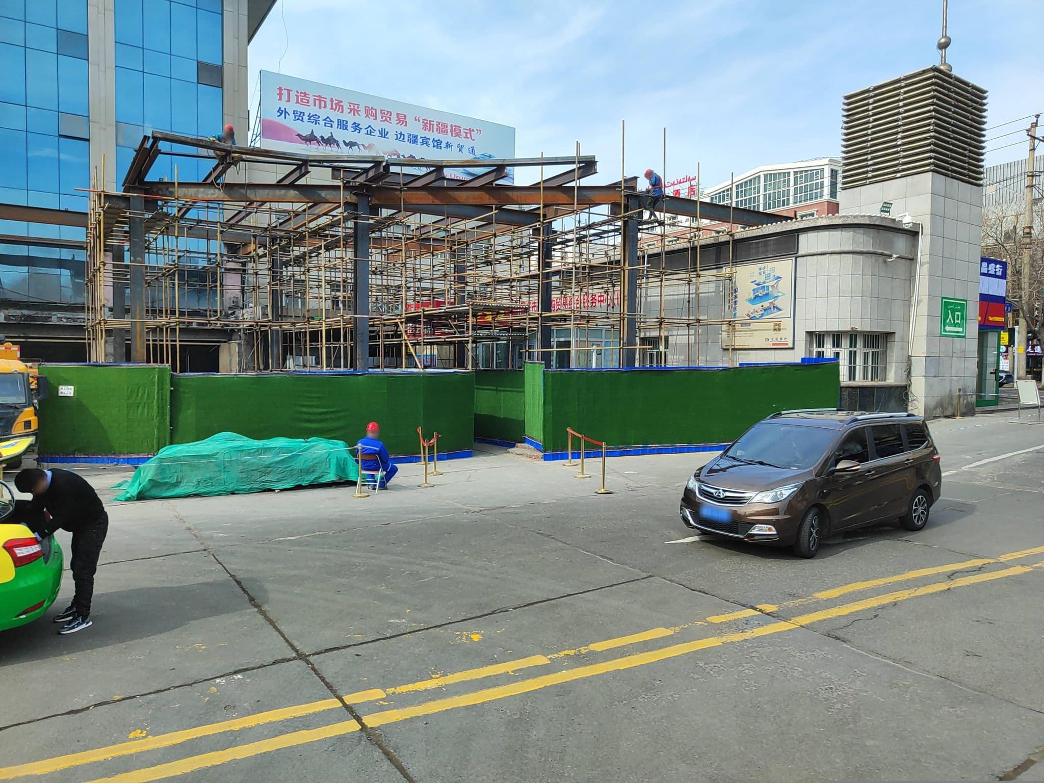 Street view near 边疆宾馆 (Отель BianJiang), Ürümqi — © sevenmp (CC BY-SA · Mapillary)