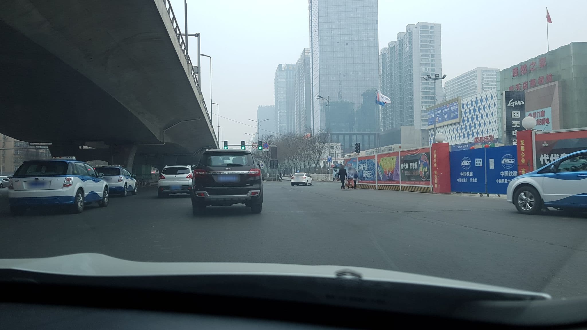 Street view near 维也纳酒店(太原长风街百盛店), Taiyuan — © zxmon21 (CC BY-SA · Mapillary)