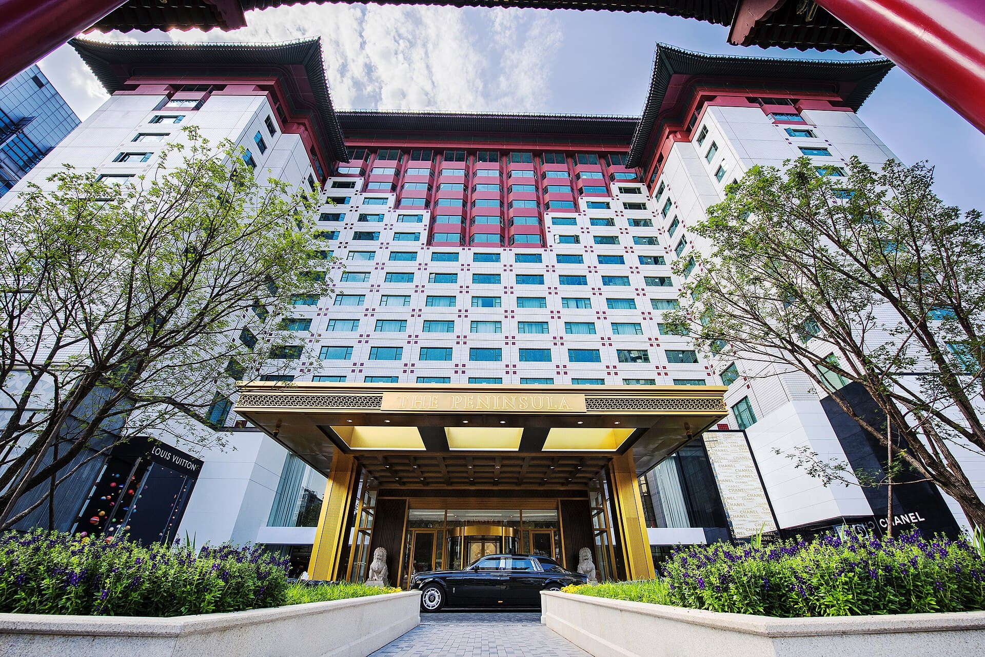 The Peninsula Beijing (via Wikimedia Commons, CC BY-SA 4.0)