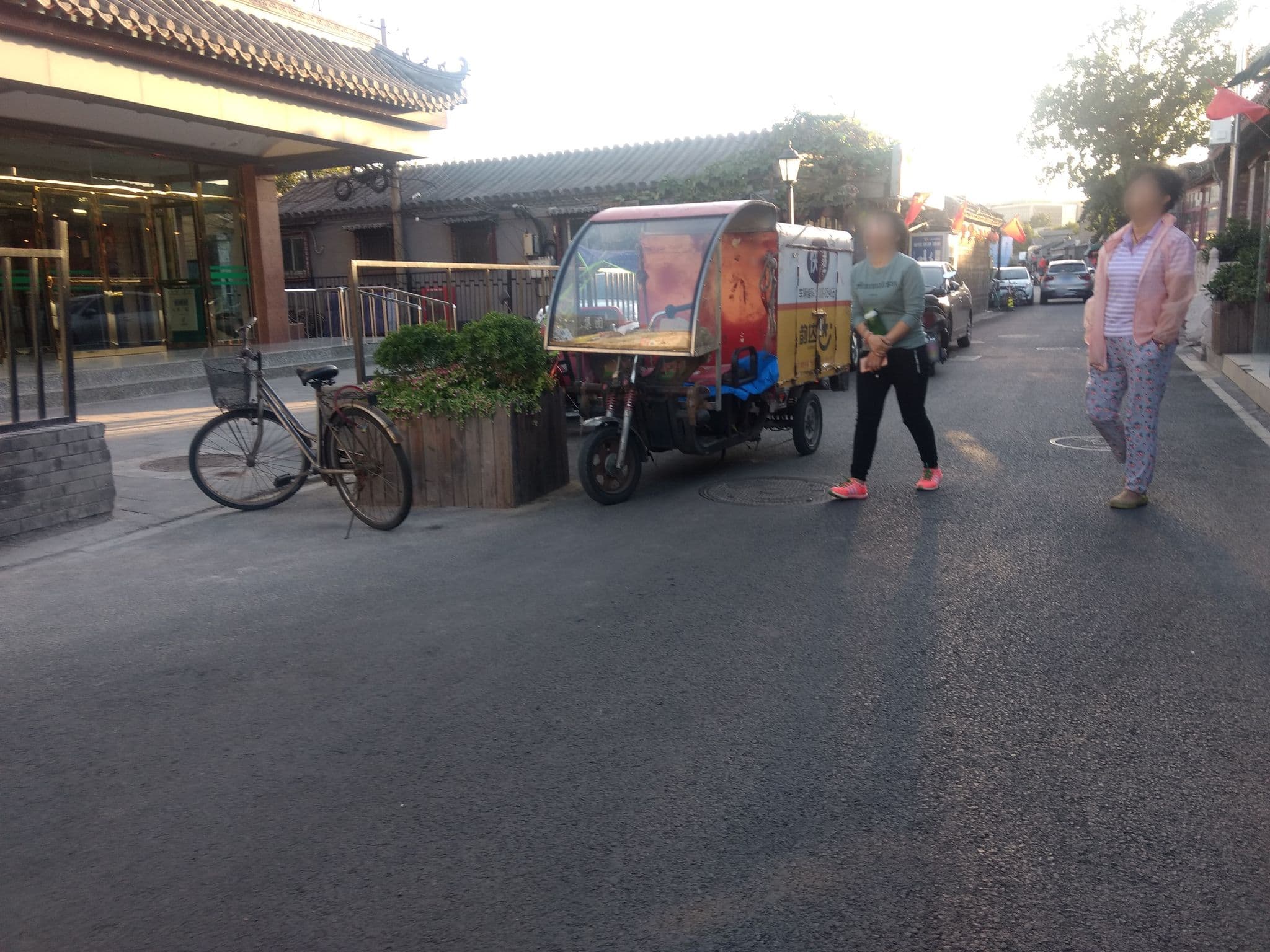 Street view near Far East International Youth Hostel, Beijing — © mapeadora (CC BY-SA · Mapillary)