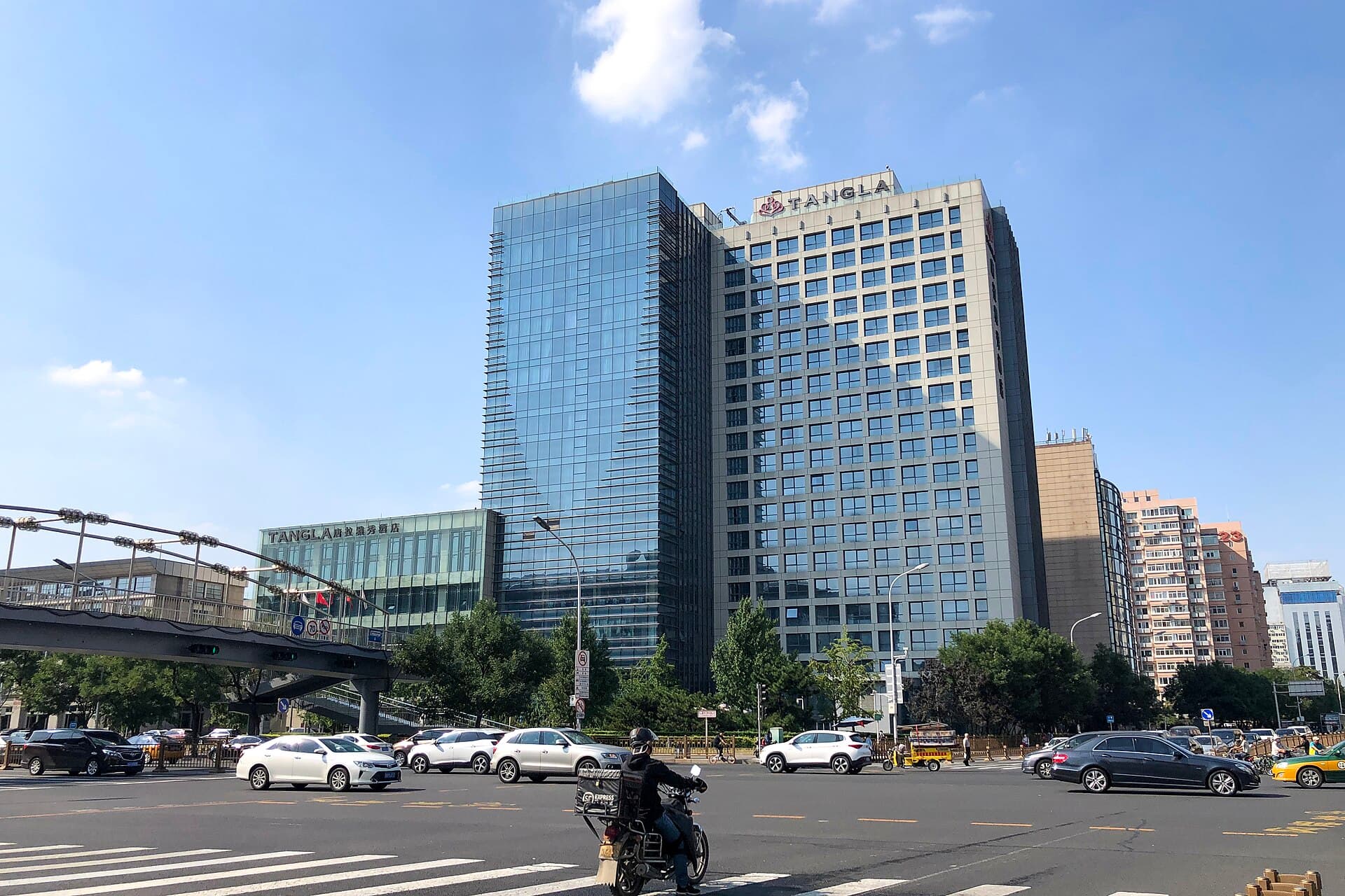 TangLa Beijing 北京唐拉雅秀酒店 (via Wikimedia Commons, CC BY-SA 4.0)