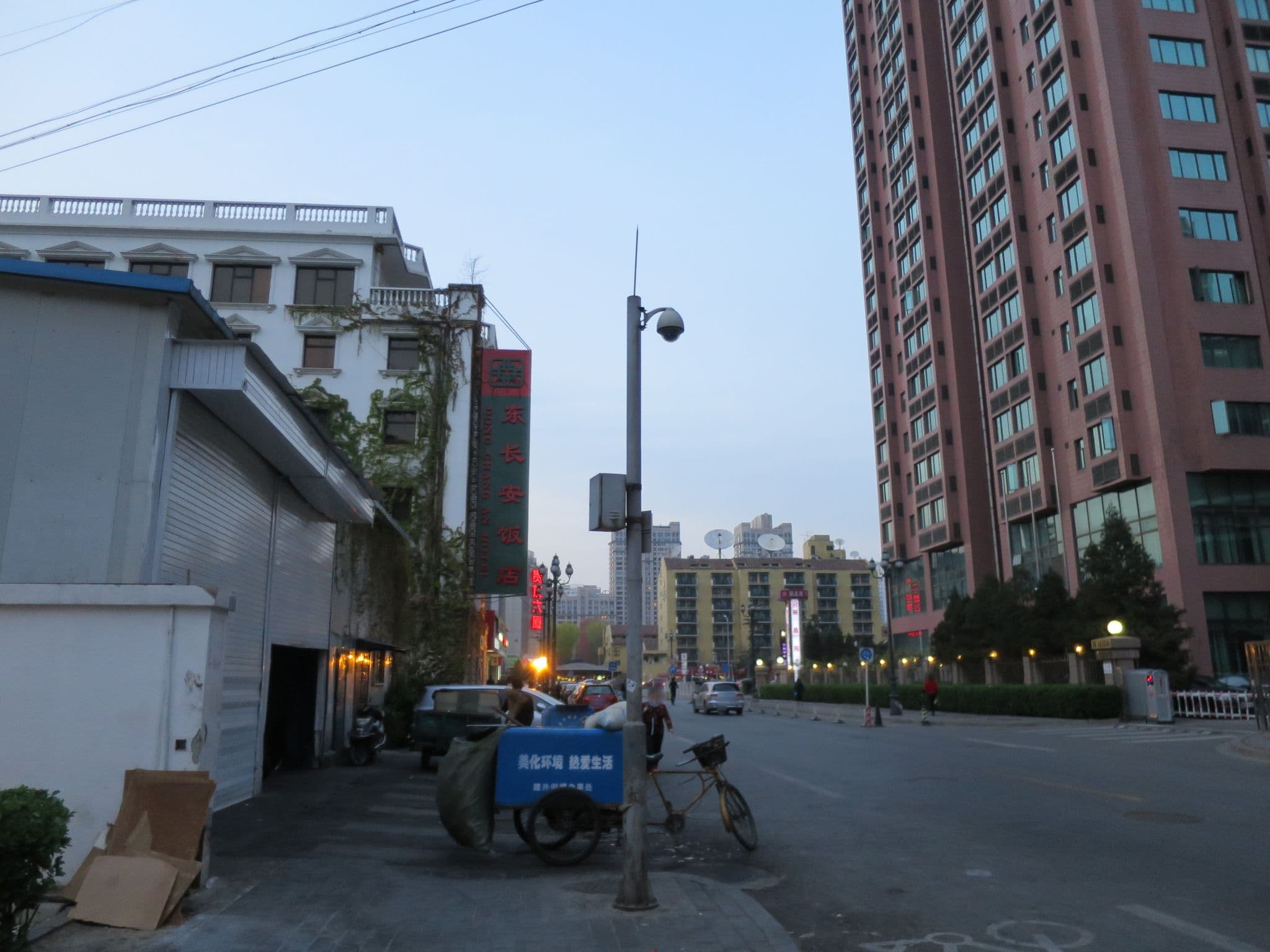 Street view near 北京东长安饭店, Beijing — © richlv (CC BY-SA · Mapillary)