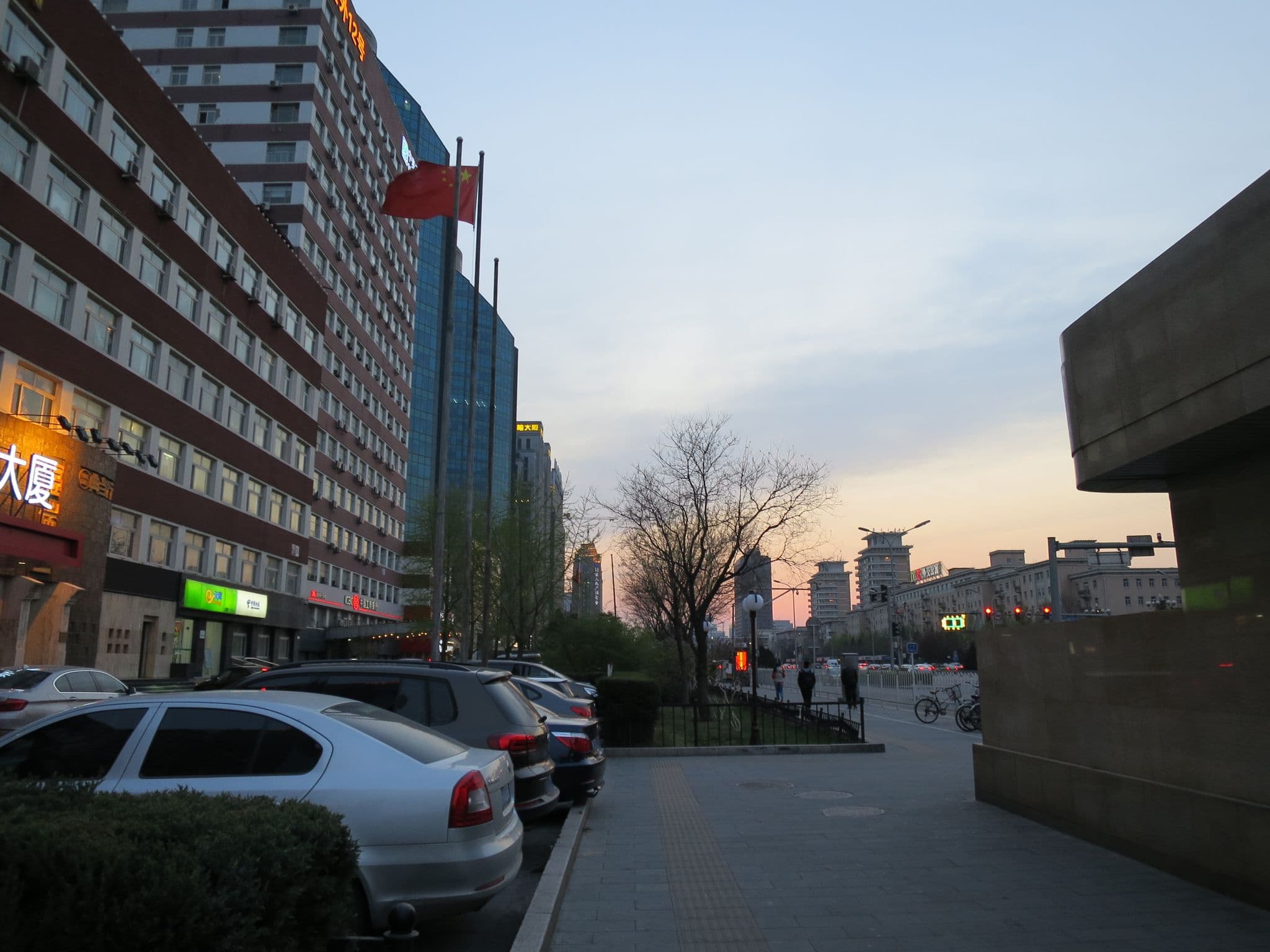 Street view near 北京哒哒酒店式公寓, Beijing — © richlv (CC BY-SA · Mapillary)