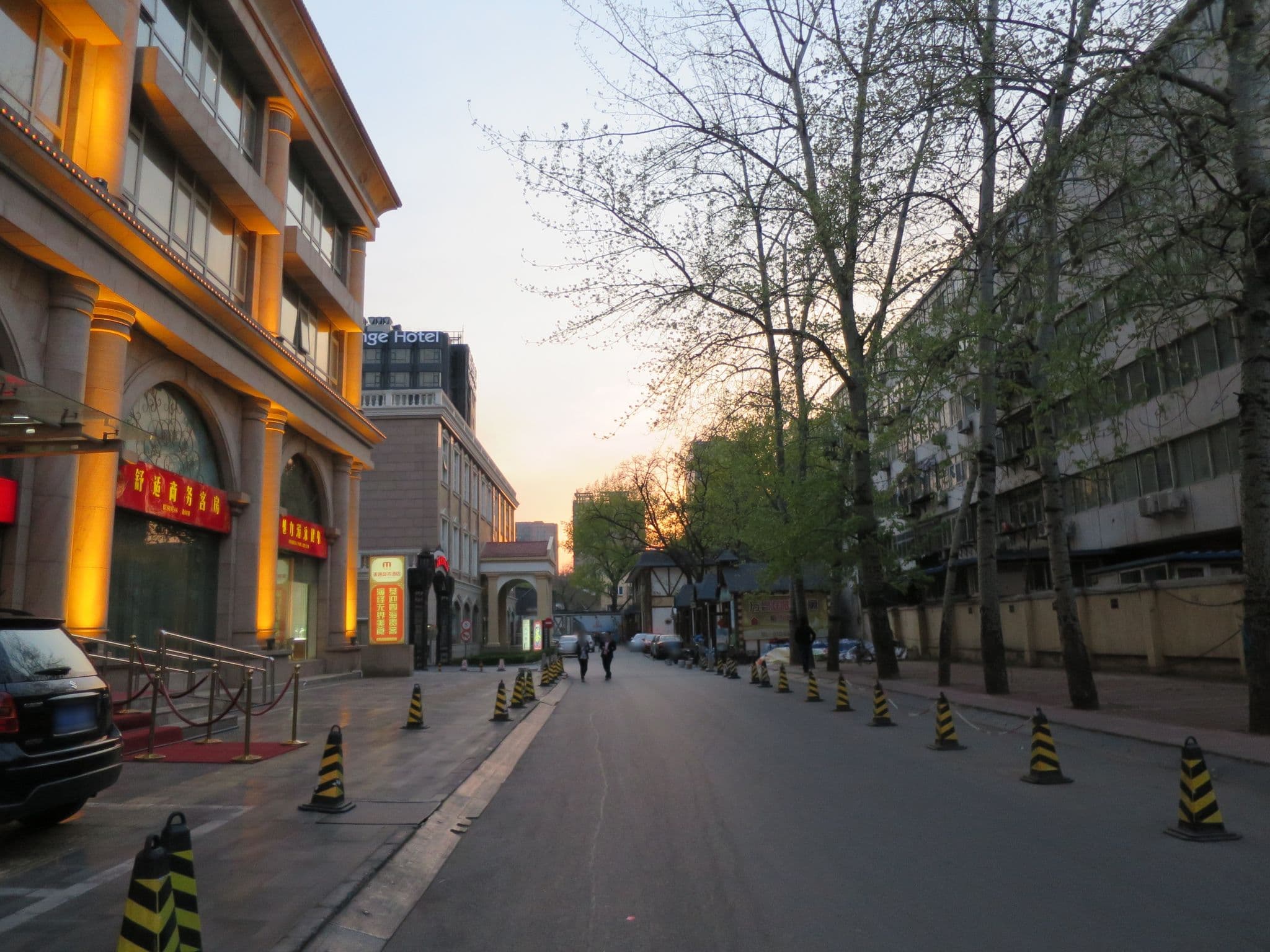 Street view near Yo-Yo.轻奢酒店公寓建国门店, Beijing — © richlv (CC BY-SA · Mapillary)