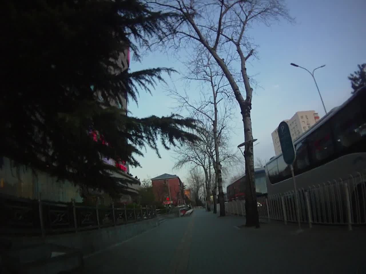 Street view near Tiantan Hotel 天坛饭店, Beijing — © richlv (CC BY-SA · Mapillary)