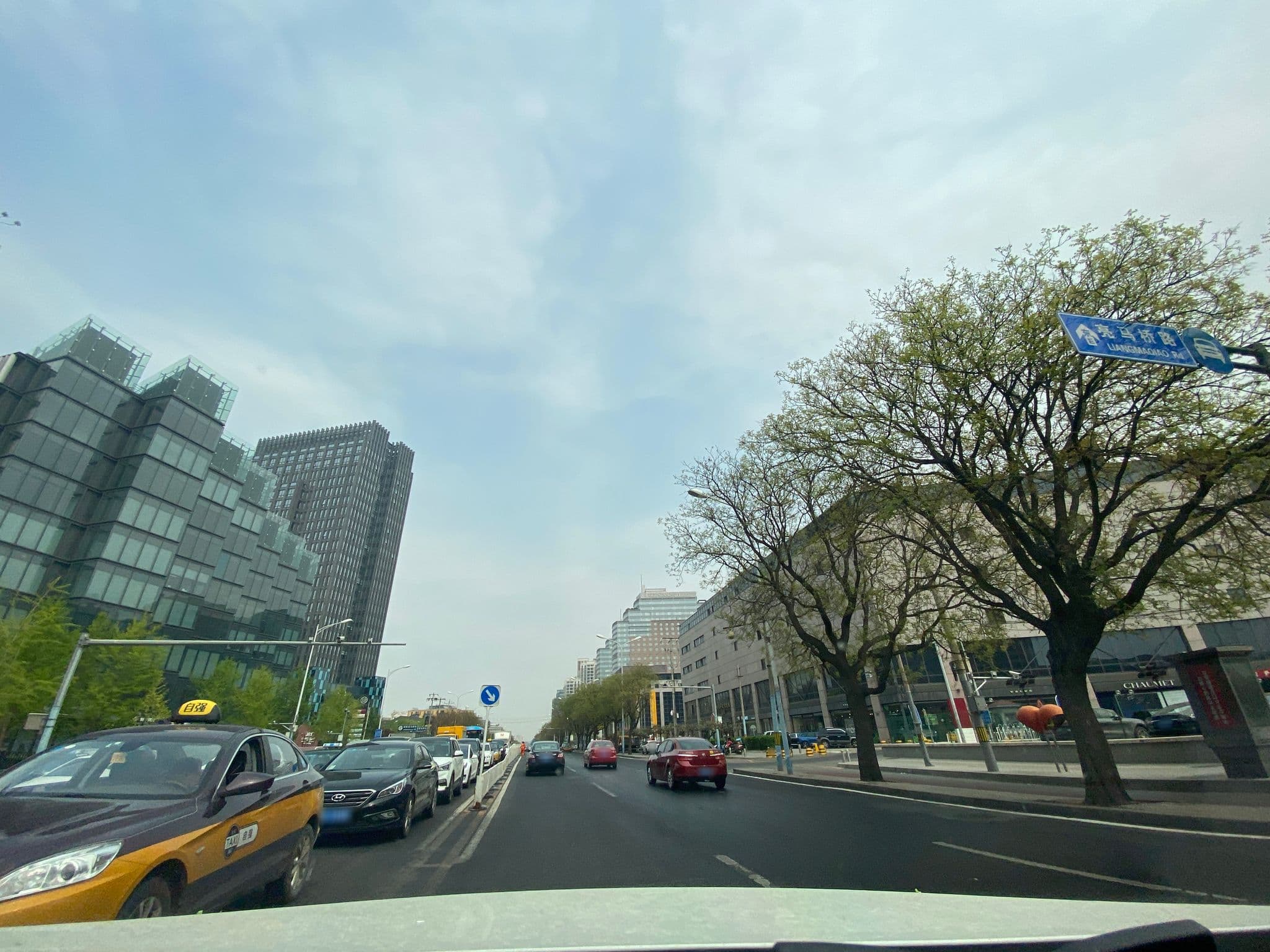 Street view near 华都饭店, Beijing — © adirricor (CC BY-SA · Mapillary)