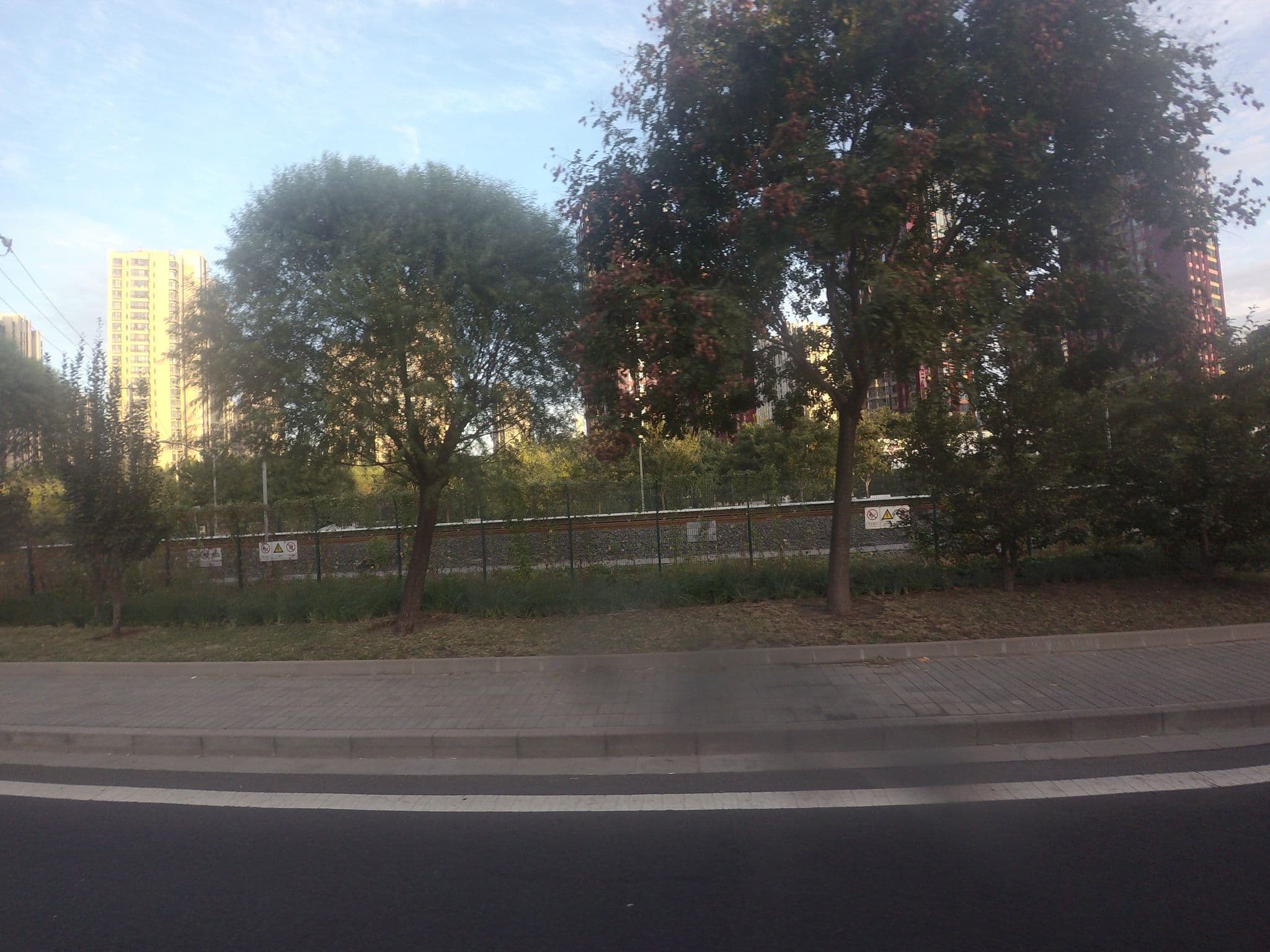 Street view near 如家北京芍药居店, Beijing — © mapeadora (CC BY-SA · Mapillary)