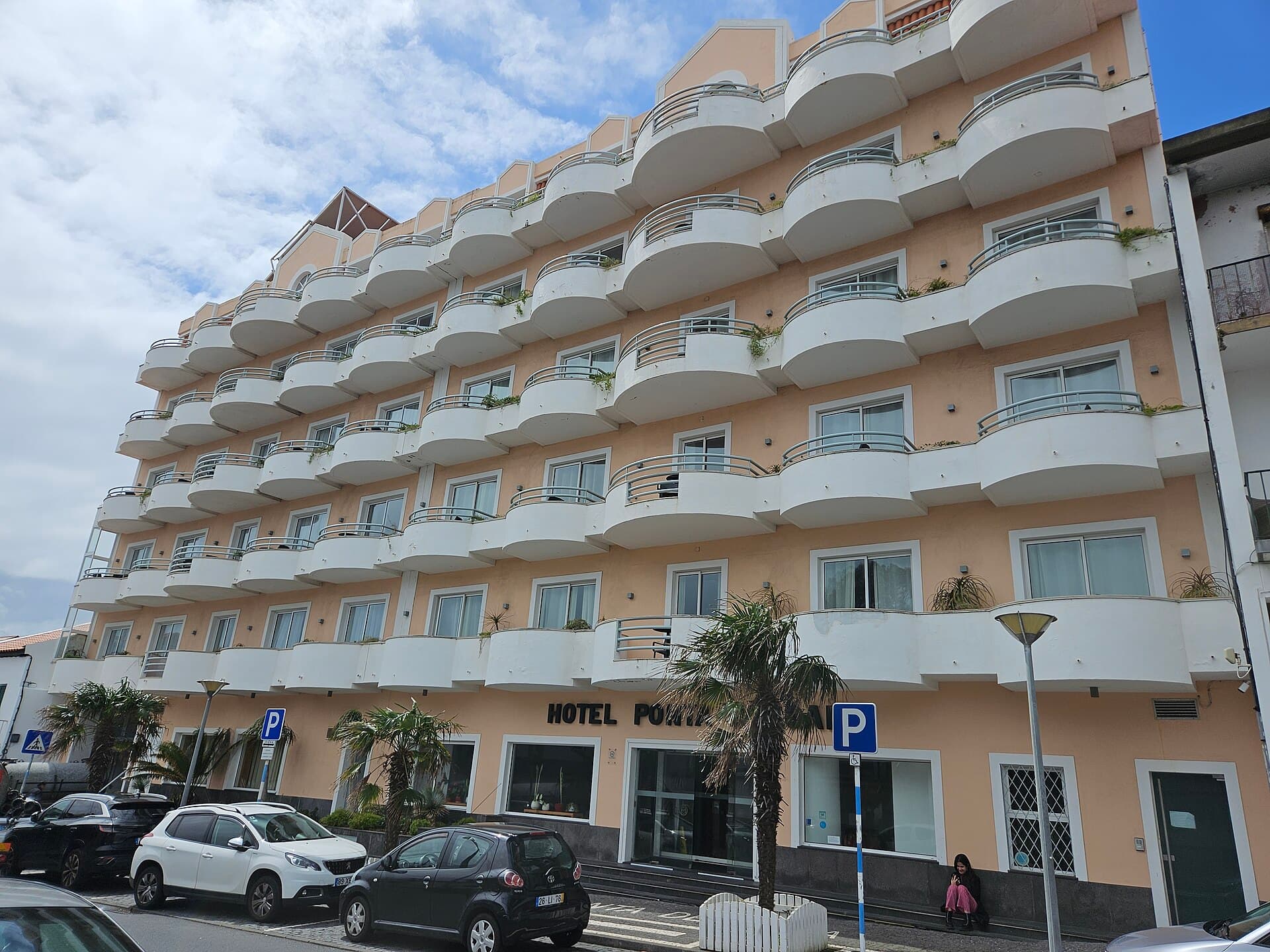 Hotel Ponta Delgada (via Wikimedia Commons, CC0)