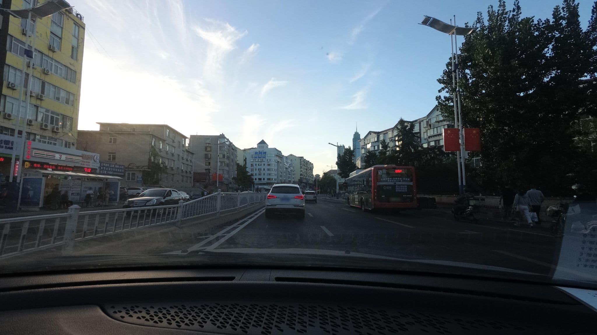 Street view near Huaqiao Hotel, Yantai — © recklessxpy (CC BY-SA · Mapillary)