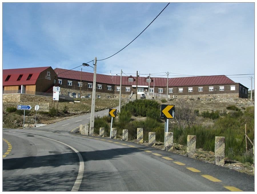 Street view near Pousada da Juventude Penhas da Saúde, Covilhã — © barragon (CC BY-SA · Mapillary)