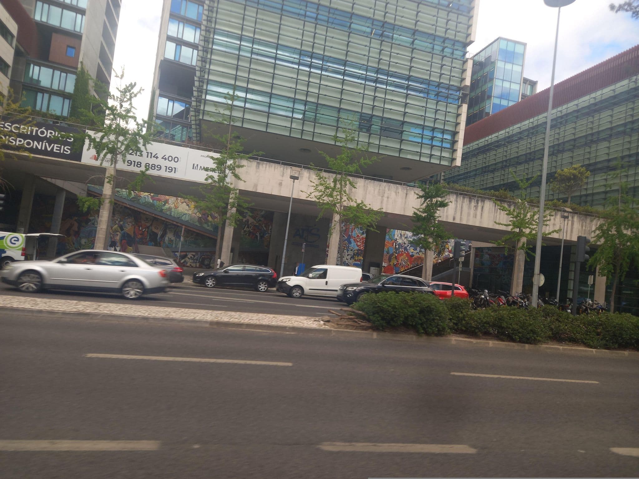 Street view near VIP Executive Art's Hotel, Parque das Nações — © danielagos12 (CC BY-SA · Mapillary)