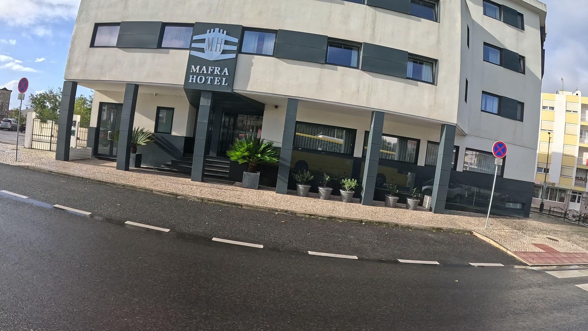 Street view near Mafra Hotel, Mafra — © danielagos12 (CC BY-SA · Mapillary)