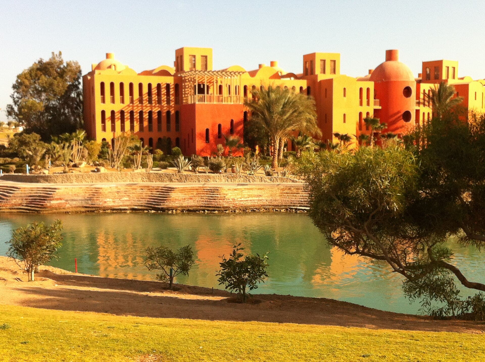 Pool at Steigenberger Golf Resort El Gouna (via Wikimedia Commons, CC BY-SA 3.0)
