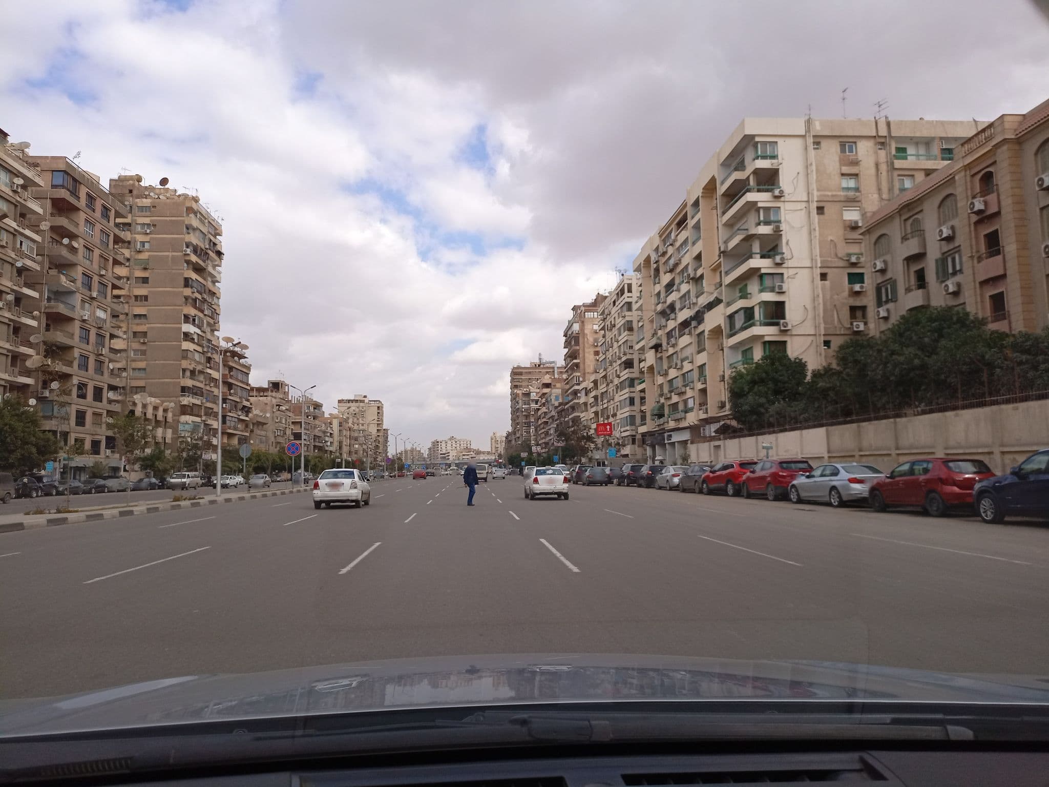 Street view near Heliopark Hotel, Al Khuşūş — © de1711 (CC BY-SA · Mapillary)