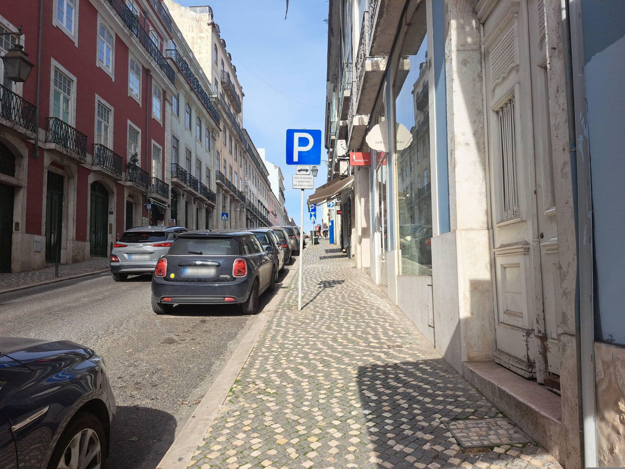 Street view near Blue Apartments, Baixa — © beer119 (CC BY-SA · Mapillary)