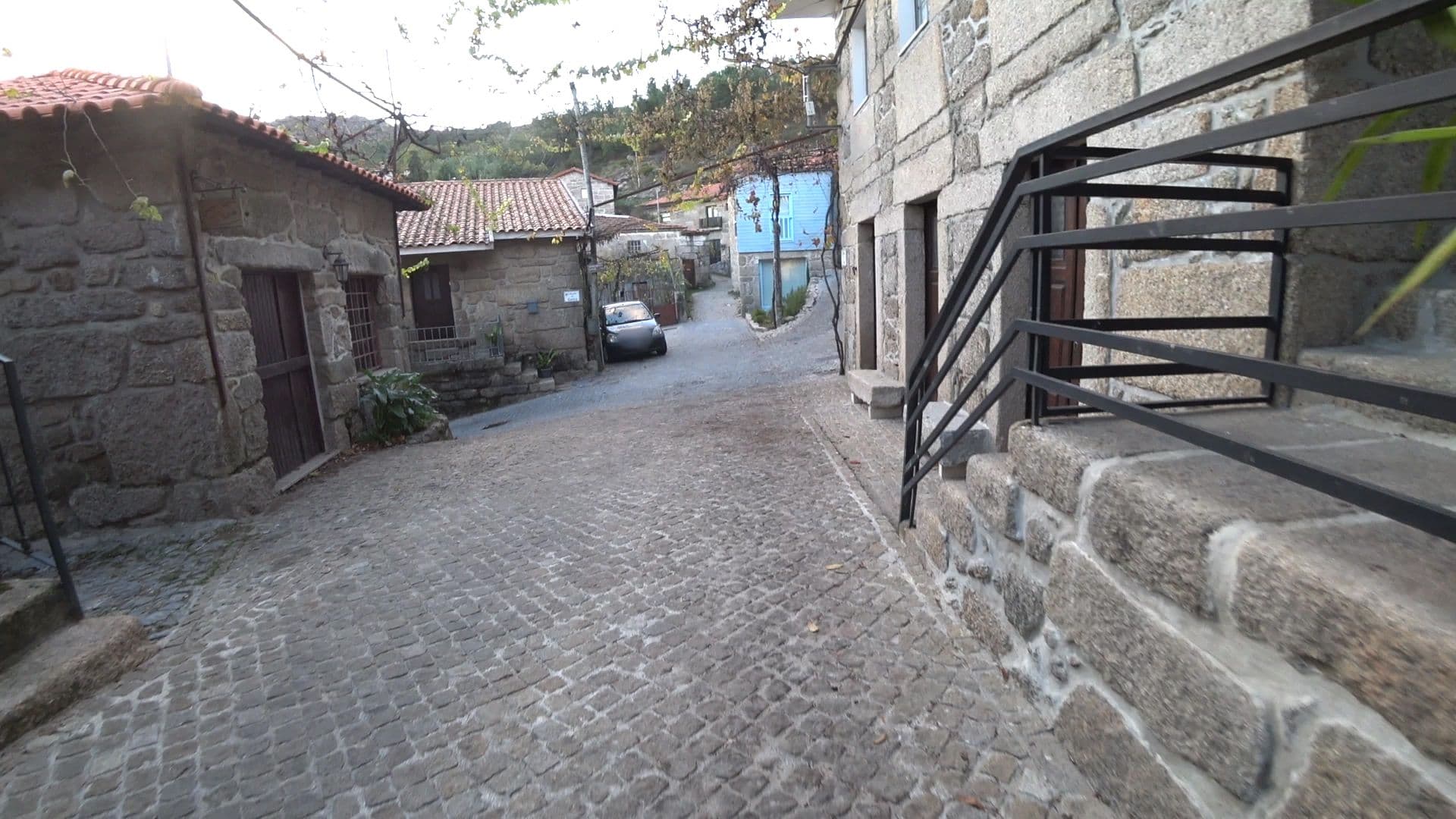 Street view near Casa dos Gatinhos, Vieira do Minho — © mariocarneiro (CC BY-SA · Mapillary)