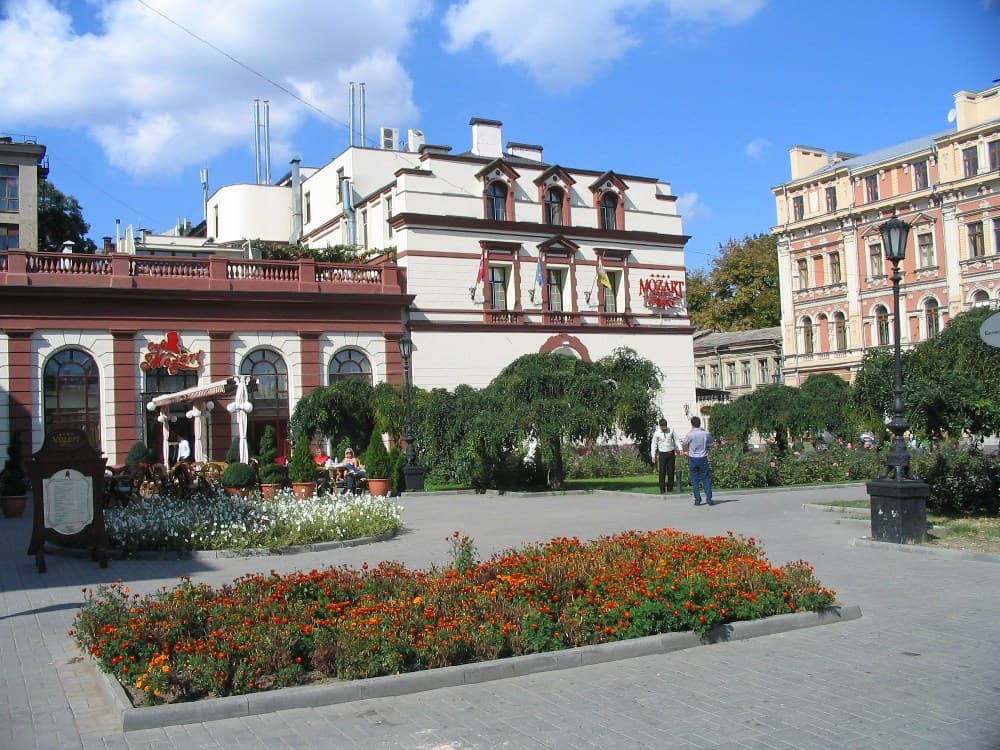 Mozart Hotel (via Wikimedia Commons, CC BY-SA 3.0)